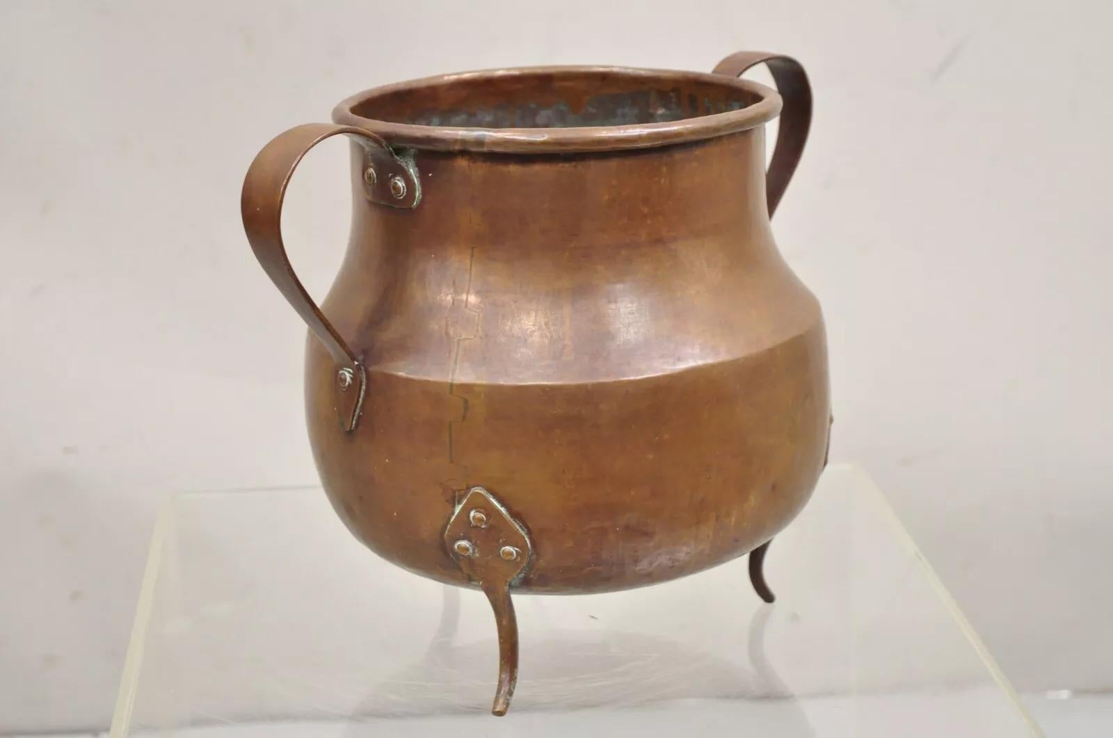 Ancien pot Arts & Crafts martelé à la main, à trois pieds et poignée en queue d'aronde en vente 6