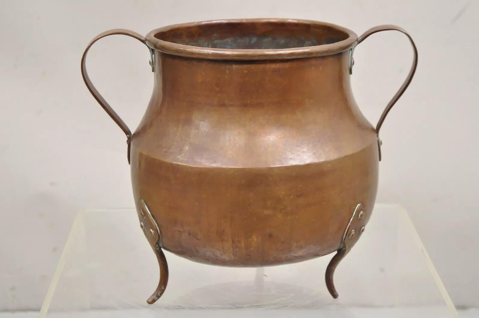 Antique Arts & Crafts Hand Hammered Copper Tri Leg Handled Pot Dovetailed Vessel. Circa 19ème siècle. Dimensions : 10