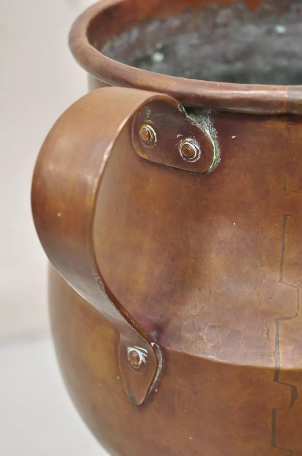 Ancien pot Arts & Crafts martelé à la main, à trois pieds et poignée en queue d'aronde Bon état - En vente à Philadelphia, PA