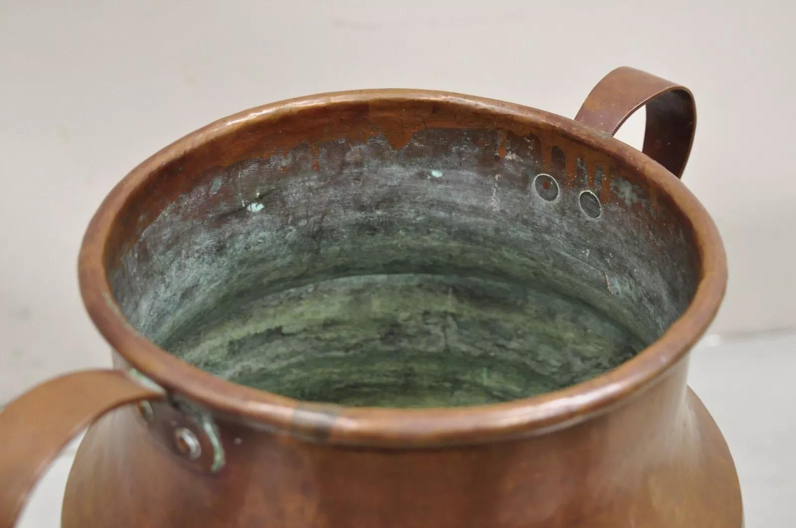 XIXe siècle Ancien pot Arts & Crafts martelé à la main, à trois pieds et poignée en queue d'aronde en vente