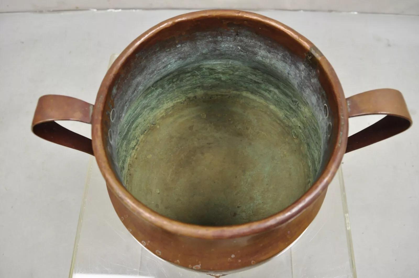 Cuivre Ancien pot Arts & Crafts martelé à la main, à trois pieds et poignée en queue d'aronde en vente