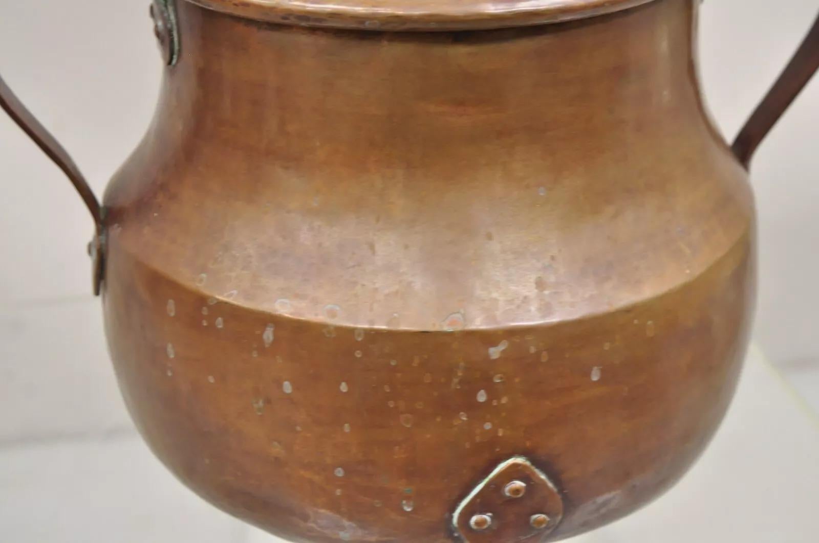 Ancien pot Arts & Crafts martelé à la main, à trois pieds et poignée en queue d'aronde en vente 2