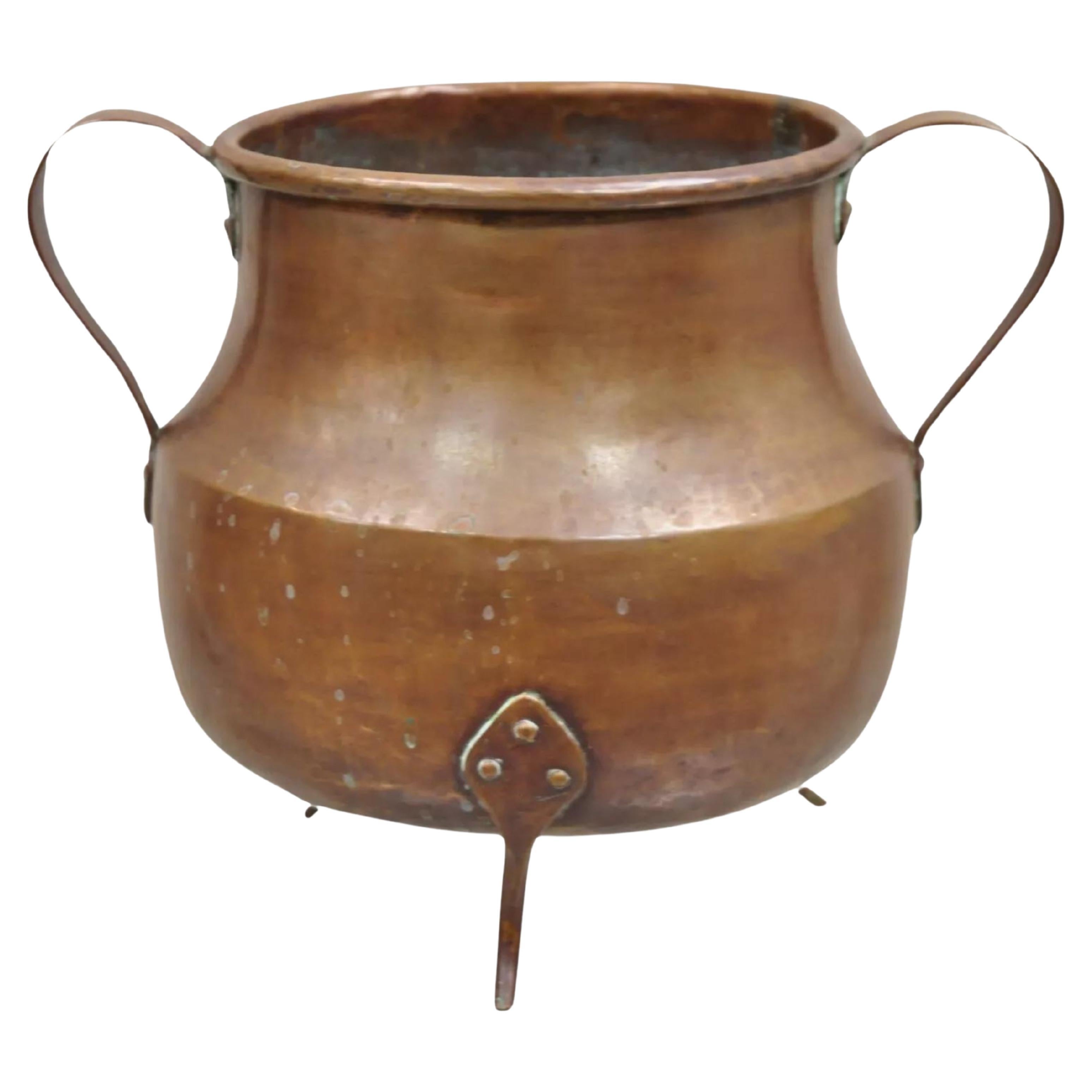 Ancien pot Arts & Crafts martelé à la main, à trois pieds et poignée en queue d'aronde en vente
