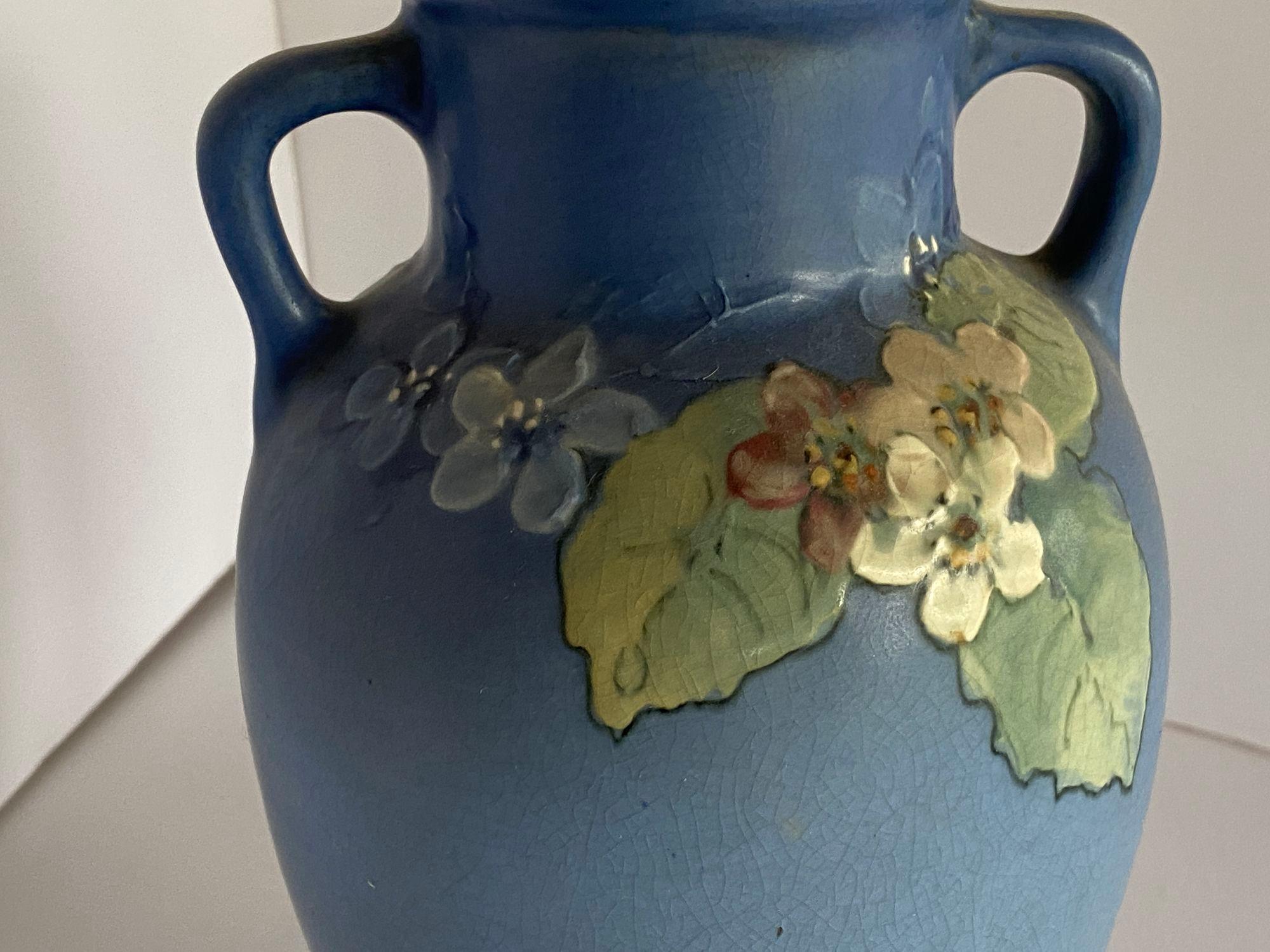 Antike handbemalte Arts and Crafts-Vase aus Kunstkeramik von Weller Pottery (amerikanisch) im Angebot