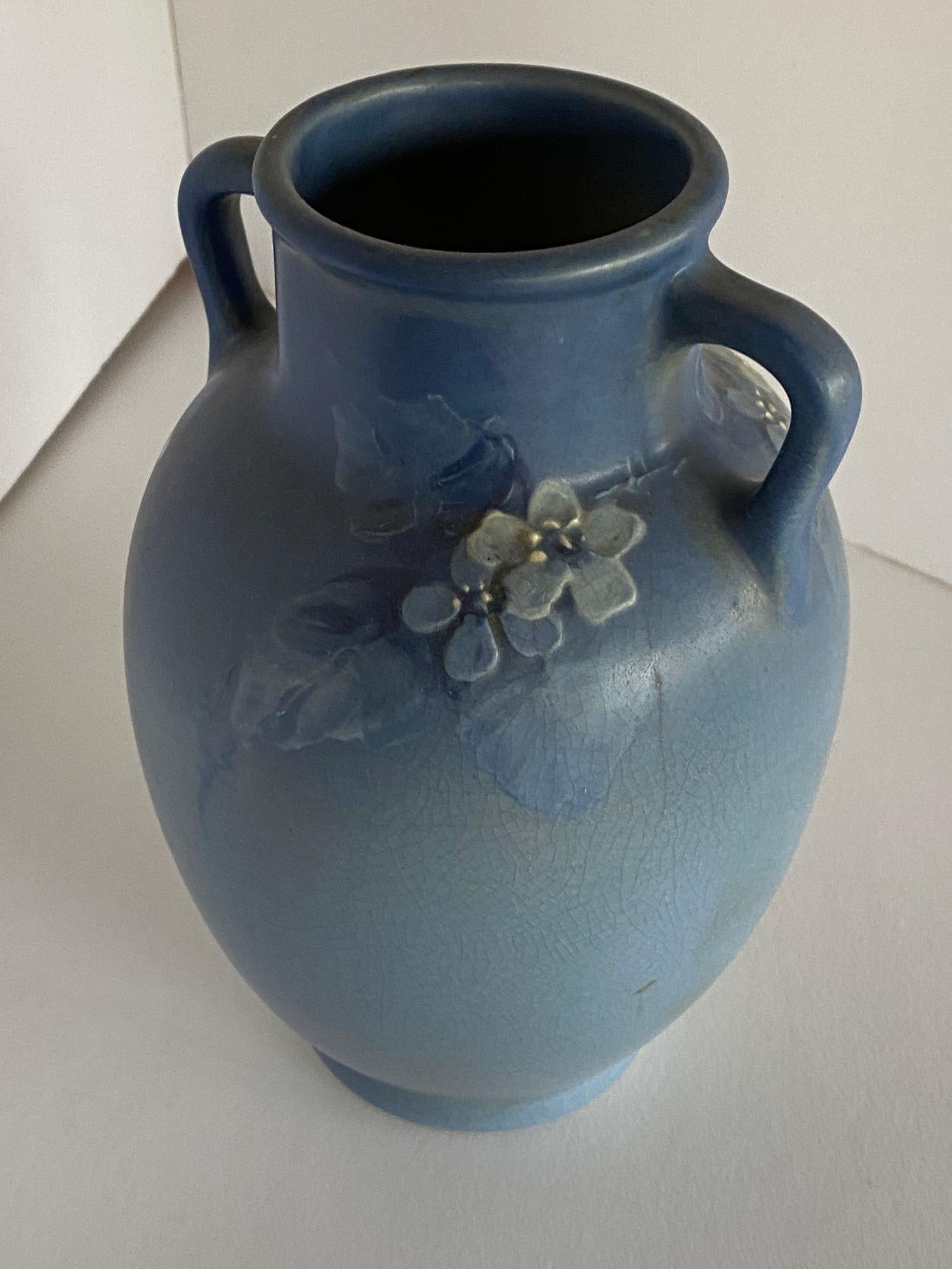 Vaso antico in ceramica artistica dipinta a mano di Weller Pottery In condizioni ottime in vendita a Van Nuys, CA