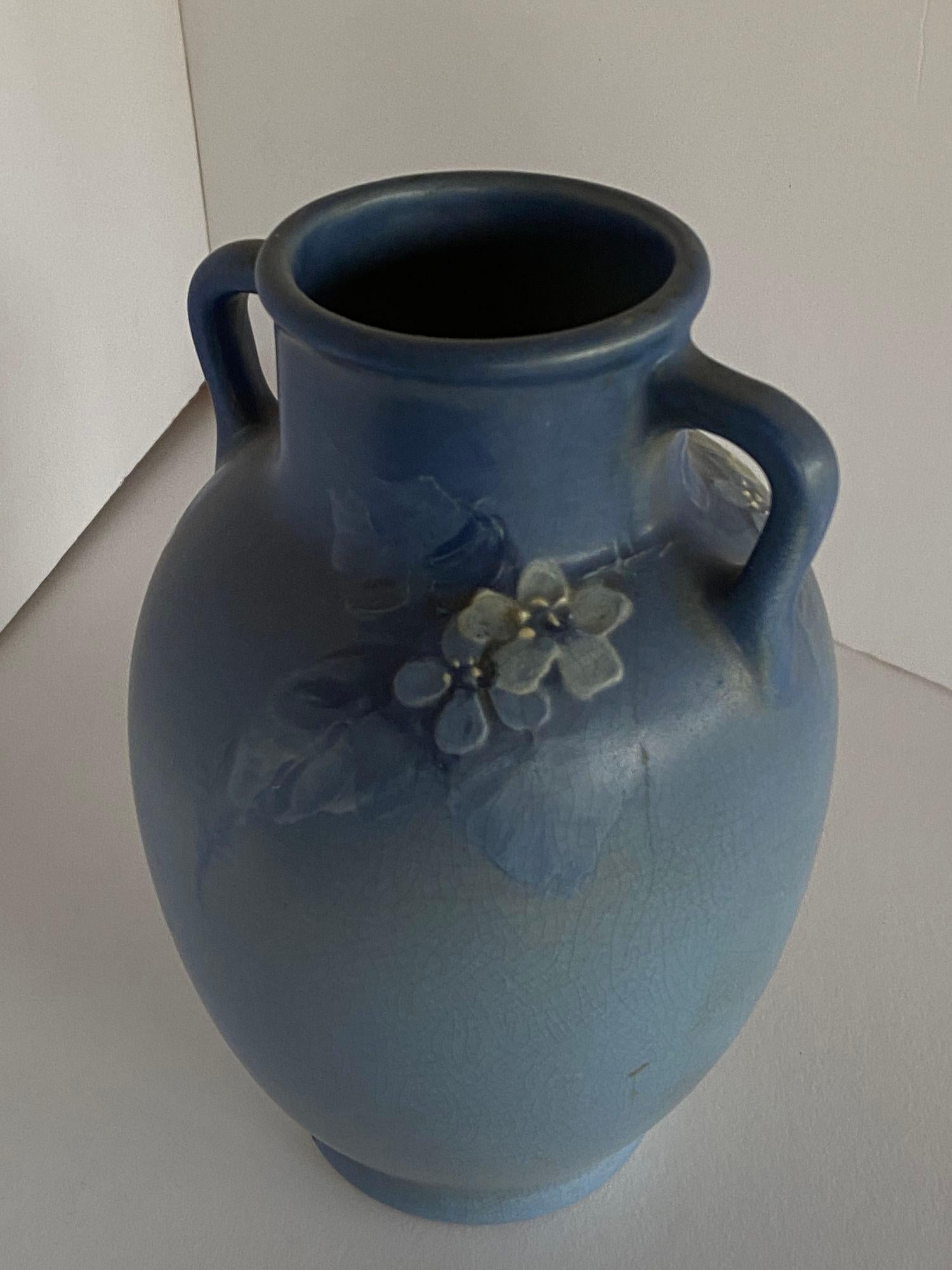 Antike handbemalte Arts and Crafts-Vase aus Kunstkeramik von Weller Pottery (Töpferwaren) im Angebot