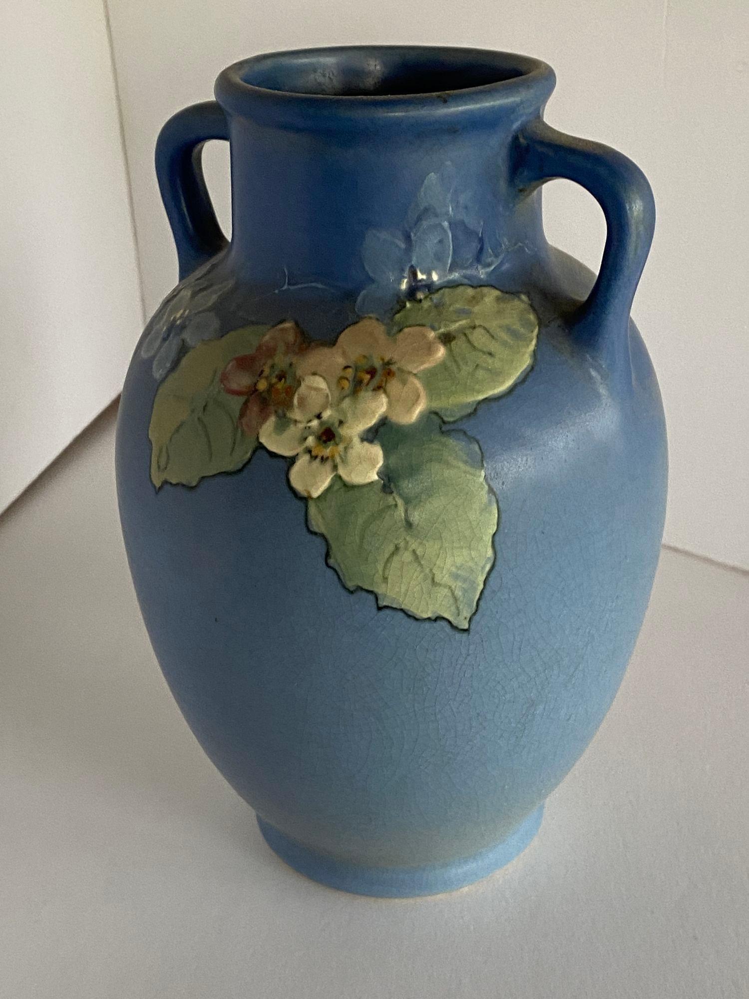 Terracotta Vaso antico in ceramica artistica dipinta a mano di Weller Pottery in vendita