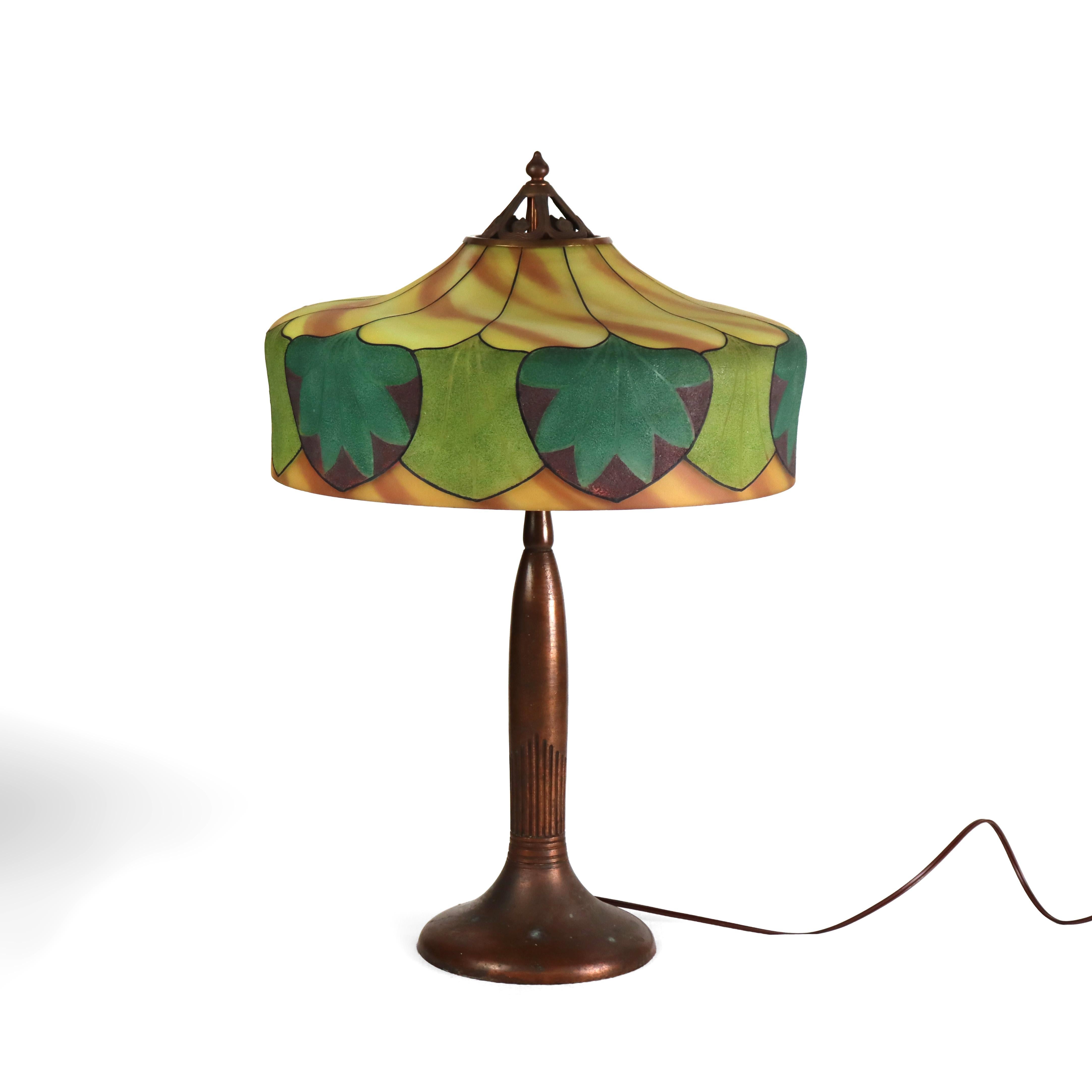 Antigua lámpara de mesa Handel pintada al dorso con follaje estilizado Firmada y numerada C1920

Medidas - 24 1/2