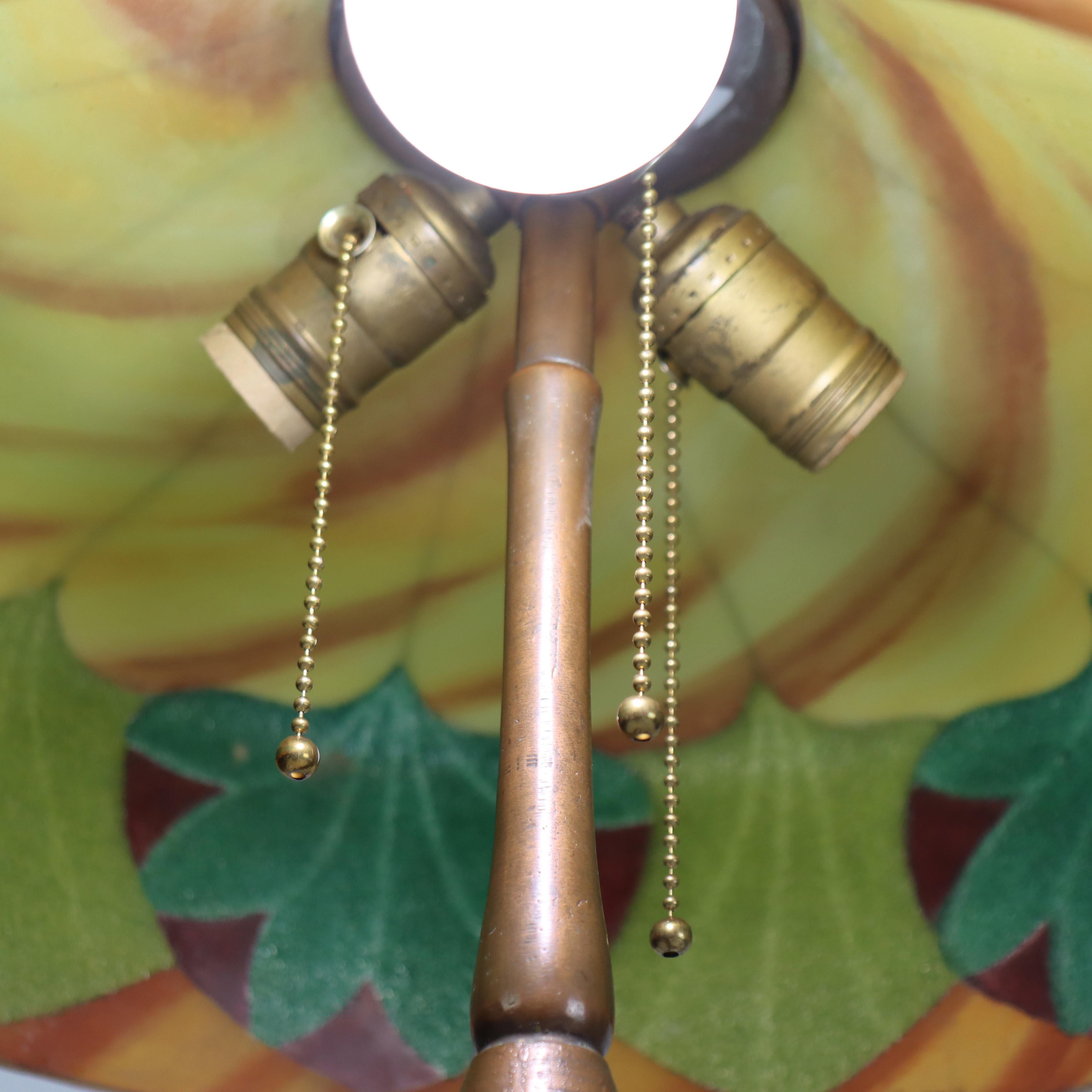 Antique Arts & Crafts Handel Reverse Painted Stylized Foliage Table Lamp c1920 siglo XX en venta