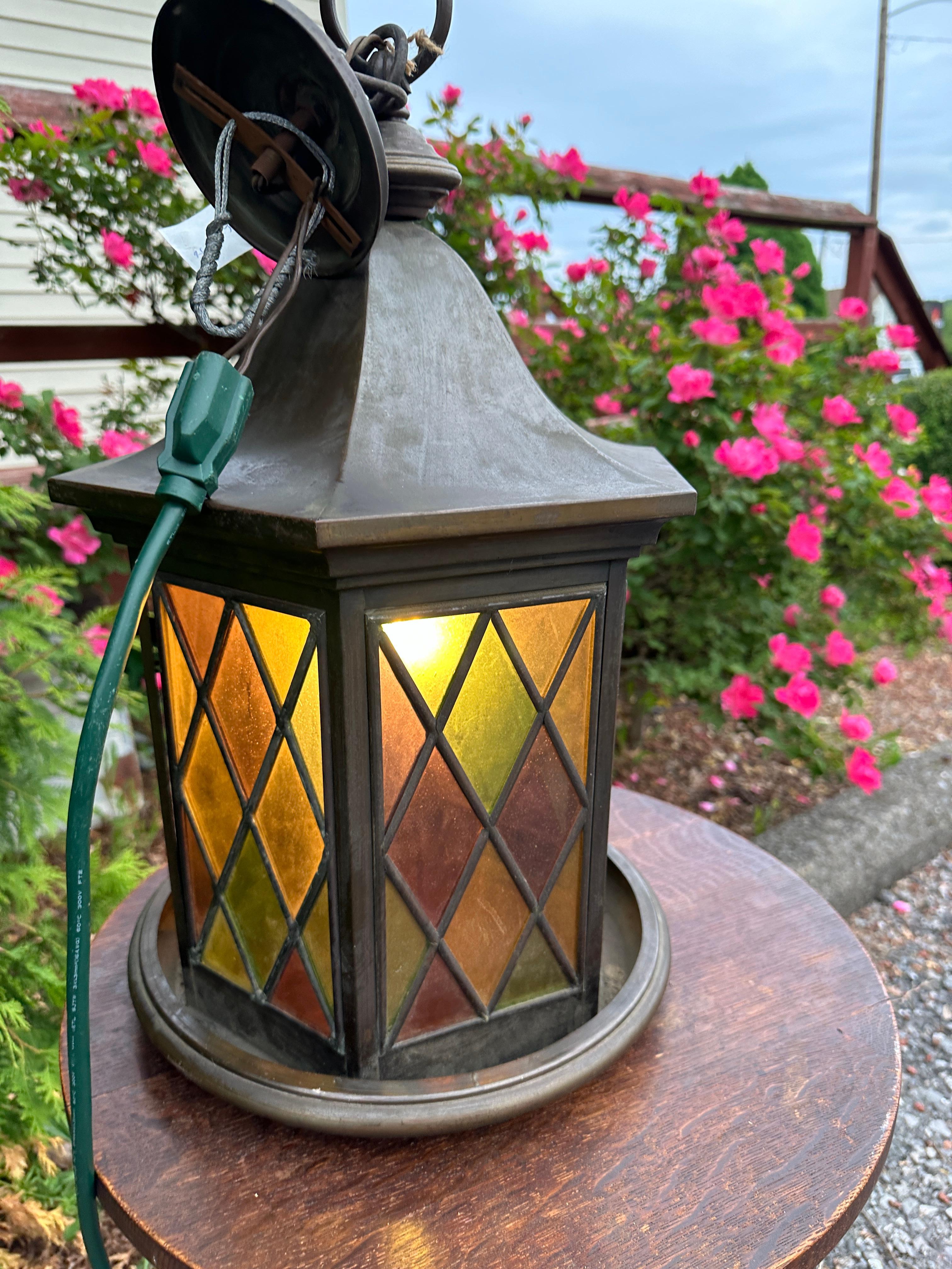 Si tratta di una lampada a sospensione Arts & Crafts in buono stato.  Realizzata in ottone per impieghi gravosi, la lampada è completa di un nuovo cablaggio e del tappo originale.  Il vetro è in buono stato.  Non ci sono parti danneggiate,