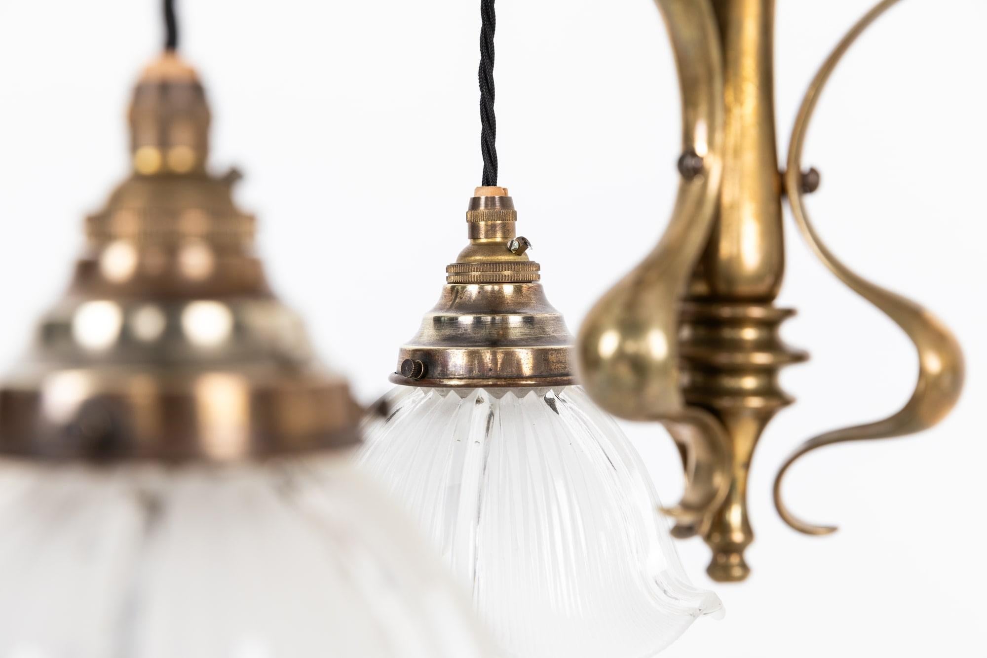 

Une lampe à électrolyse incroyablement élégante, issue de l'artisanat. C.C., 1910.

Il est fort possible qu'il ait été fabriqué par Hinks & Son, un fabricant de Birmingham réputé pour ses accessoires de haute qualité. Magnifiquement construite en