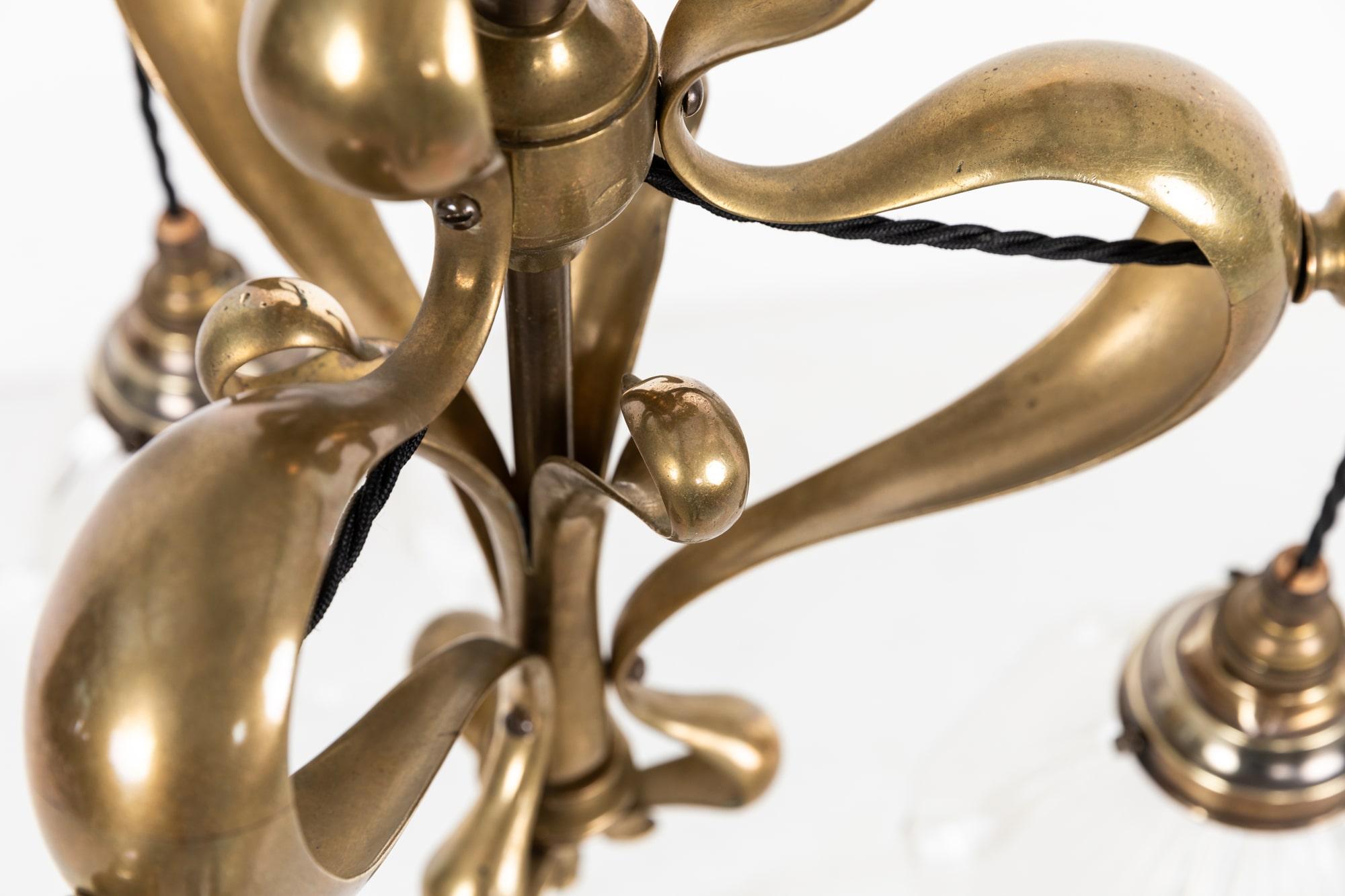 Fait main Lustre ancien en laiton et en verre Holophane, de style Antiquities Craft. C.1900 en vente