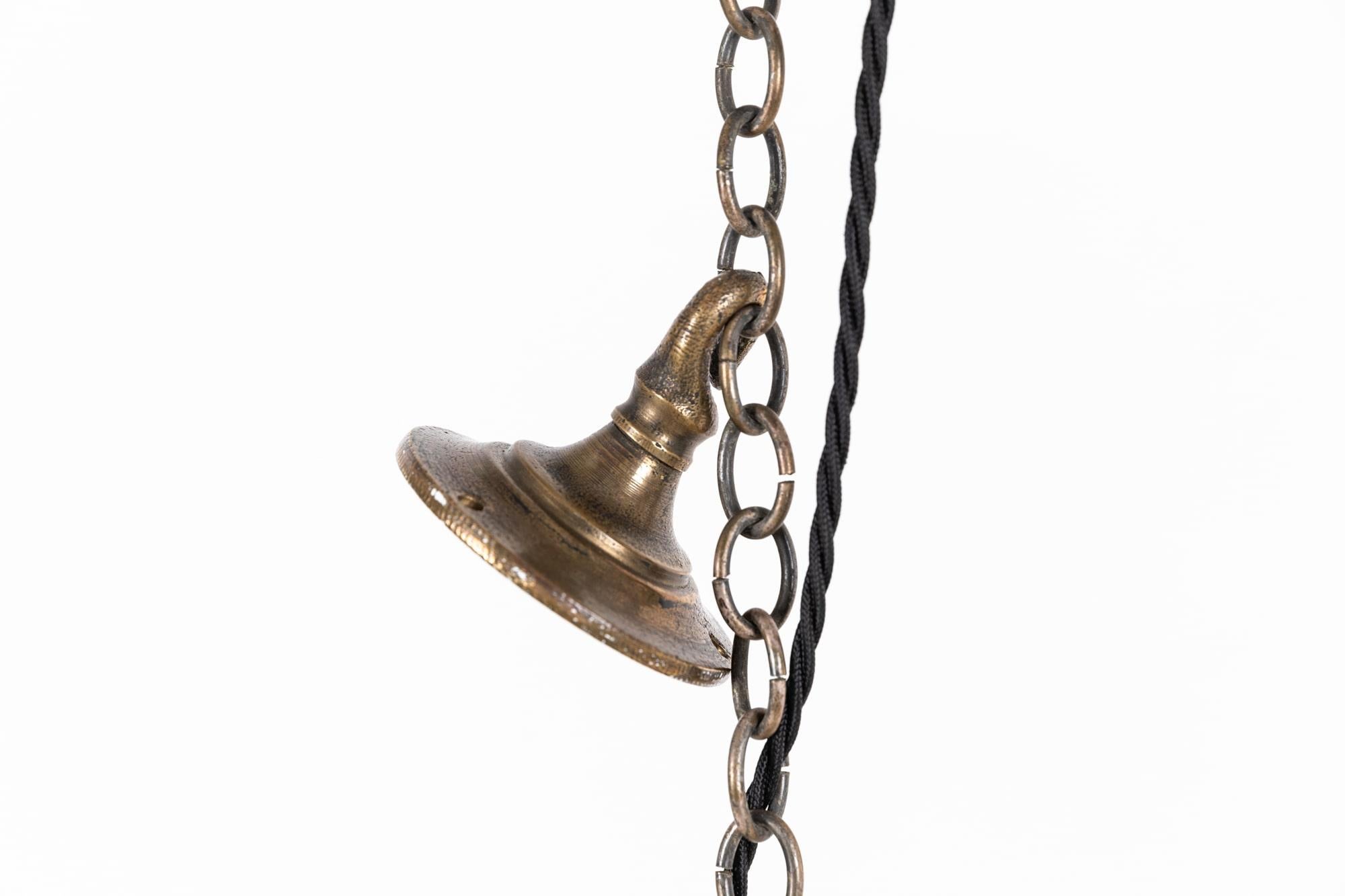 Laiton Lustre ancien en laiton et en verre Holophane, de style Antiquities Craft. C.1900 en vente