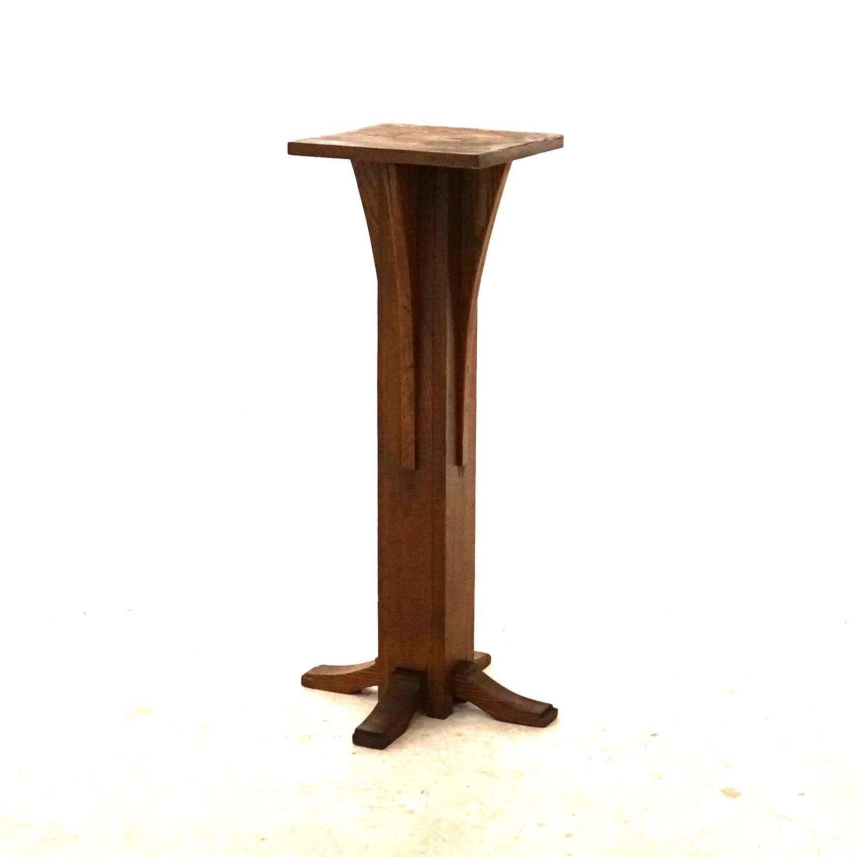 Antique Arts & Crafts plant stand in the manner of L & JG Stickley offers oak construction with square display and four feet, c1910

Measures - 34.5
