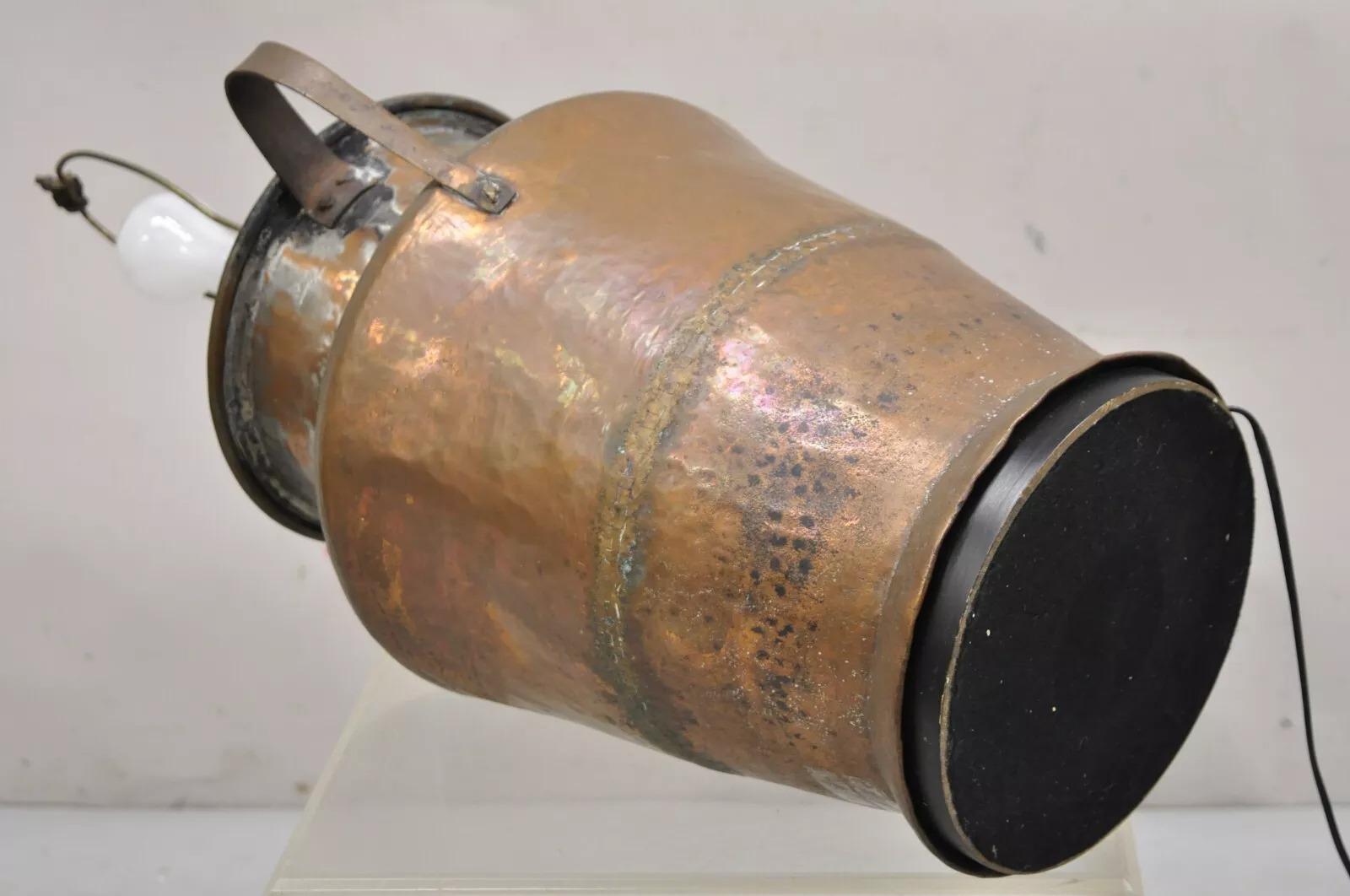 Grande lampe ancienne Arts & Crafts, en métal cuivré martelé à la main, à deux poignées en vente 3