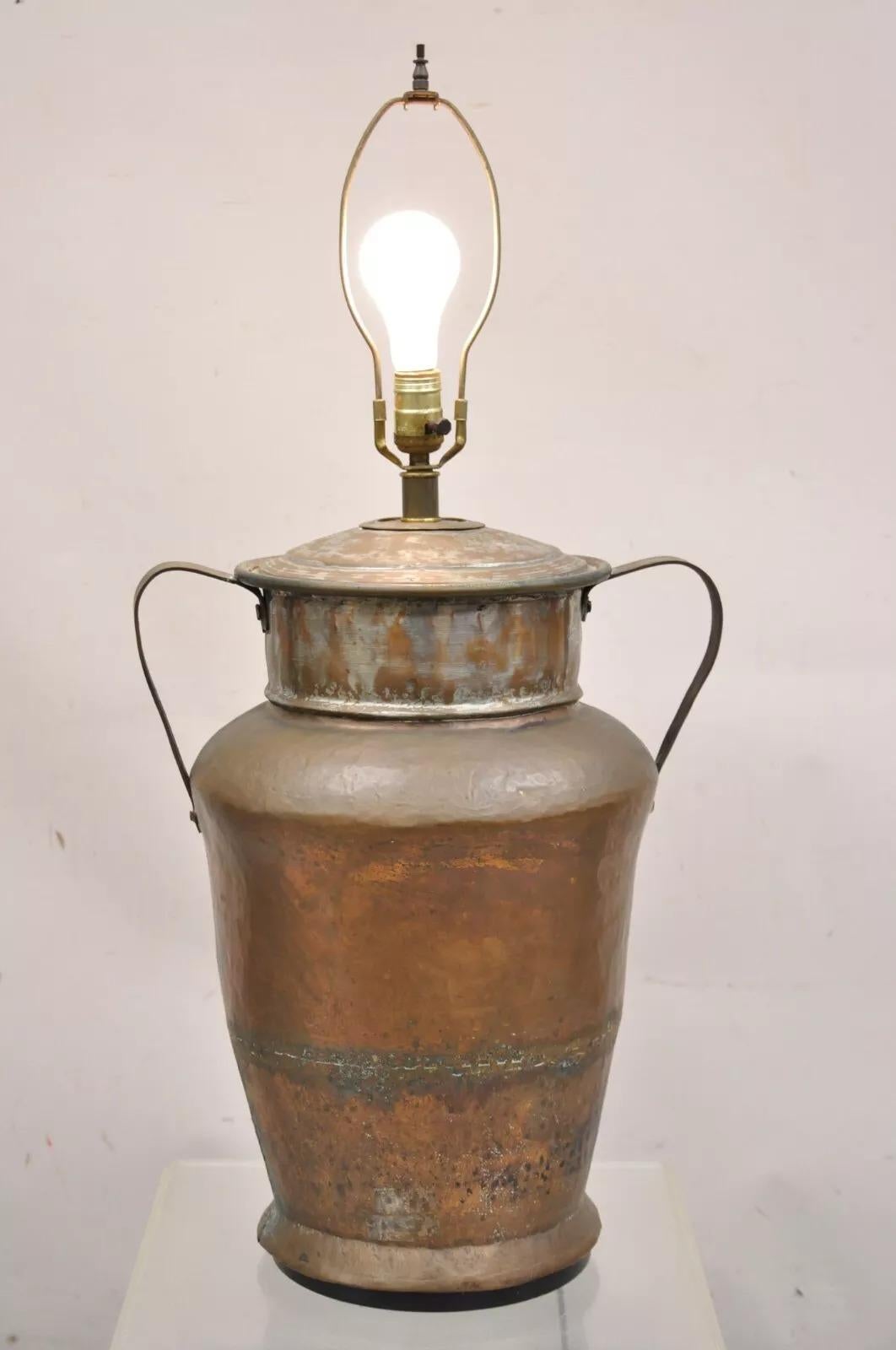 Grande lampe ancienne Arts & Crafts, en métal cuivré martelé à la main, à deux poignées en vente 4