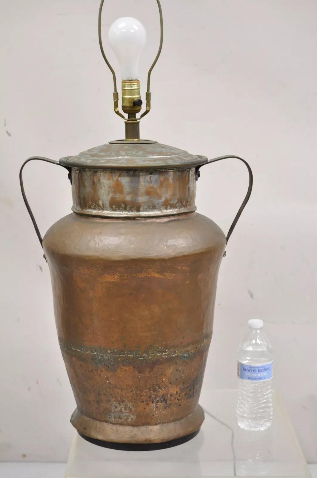 Antique Arts & Crafts Large Hand Hammered Copper Metal Twin Handle Milk Jug Table Lamp. Vers le milieu du 19e siècle. Dimensions : 20,5