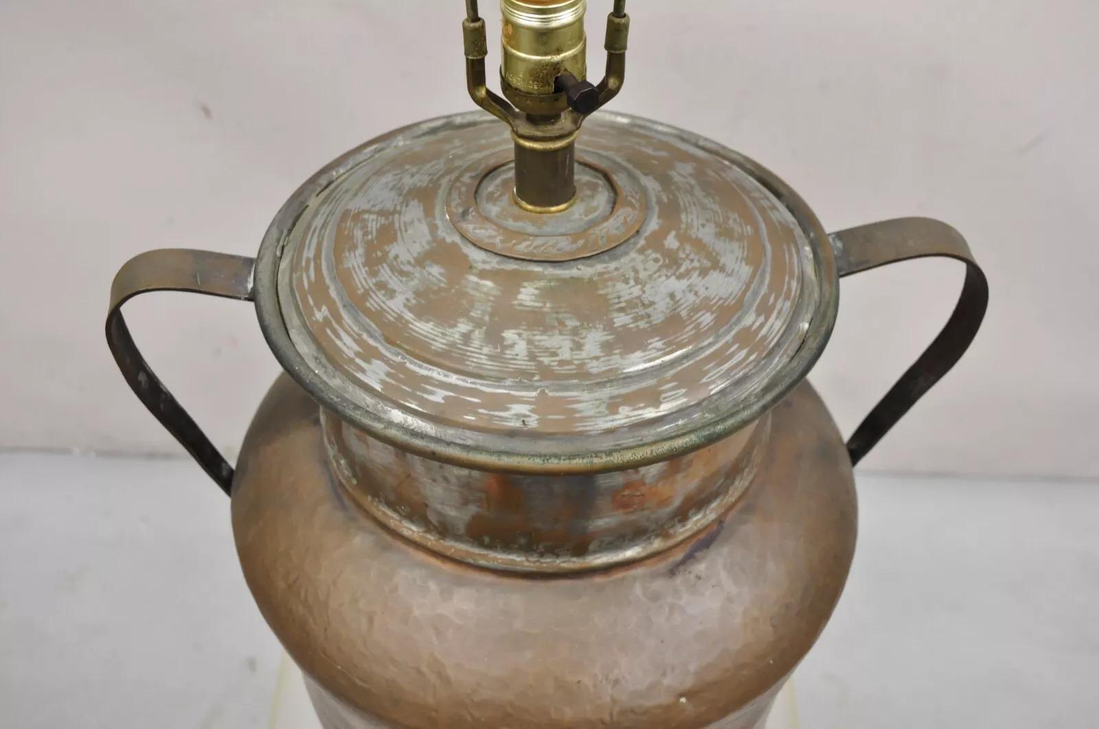 XIXe siècle Grande lampe ancienne Arts & Crafts, en métal cuivré martelé à la main, à deux poignées en vente