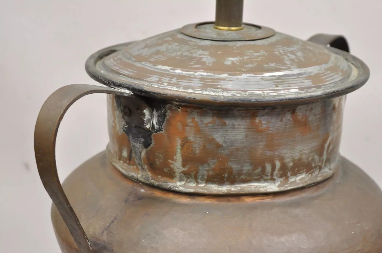 Grande lampe ancienne Arts & Crafts, en métal cuivré martelé à la main, à deux poignées en vente 2