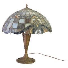 Ancienne lampe de bureau Arts & Crafts en verre teinté au plomb et métal bronzé, vers 1920