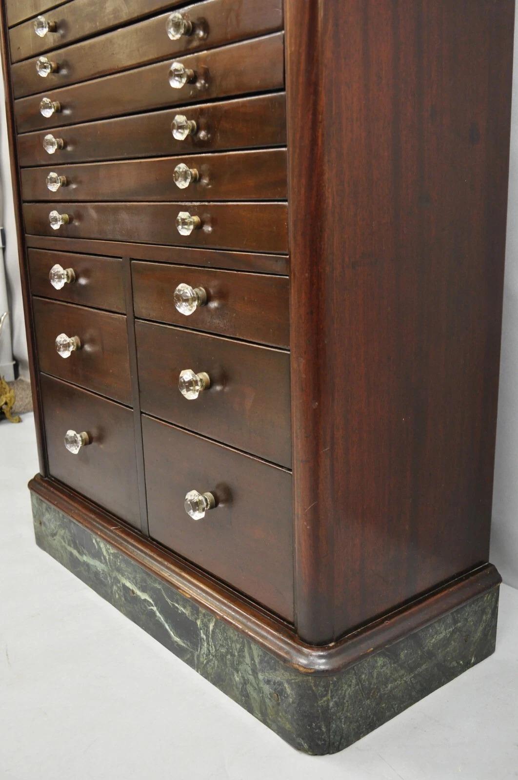 Antiguo gabinete dental médico Arts & Crafts de caoba con 15 cajones y base de mármol en venta 4