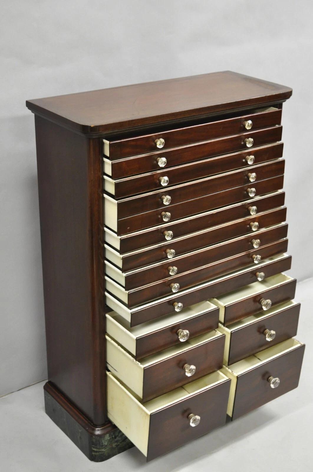 Antiguo Gabinete Dental Médico Arts & Crafts de Caoba con Base de Mármol Verde y 15 Cajones Forrados de Metal y Tiradores de Cristal Originales. Pesa aproximadamente 150 lbs. Probablemente tuvo una tapa de cristal de leche en algún momento.
