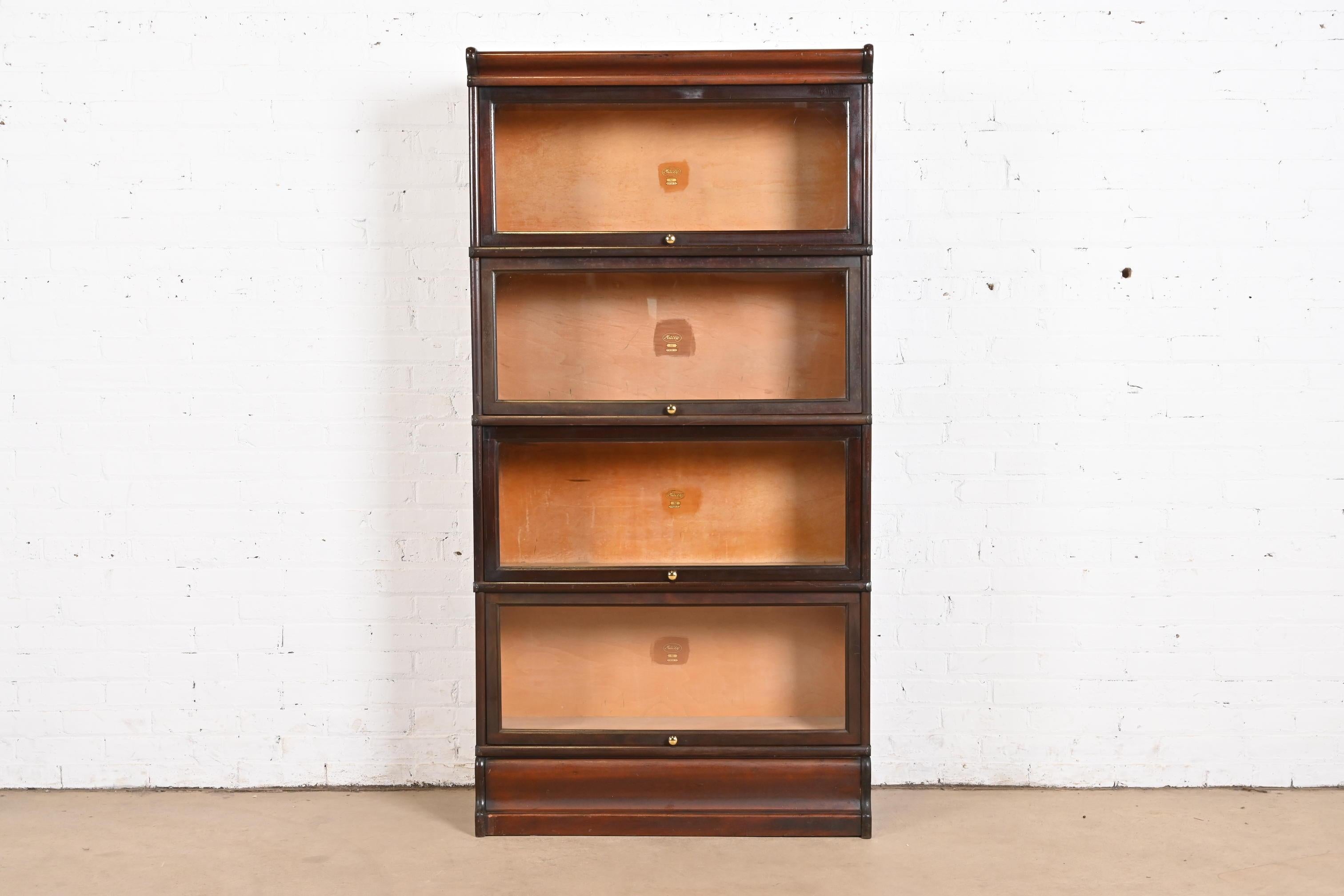 Magnifique bibliothèque de barrister à quatre piles en acajou, de style Arts & Crafts.

Par Macey

États-Unis, vers 1920

Acajou, avec portes vitrées et quincaillerie en laiton.

Dimensions : 34 