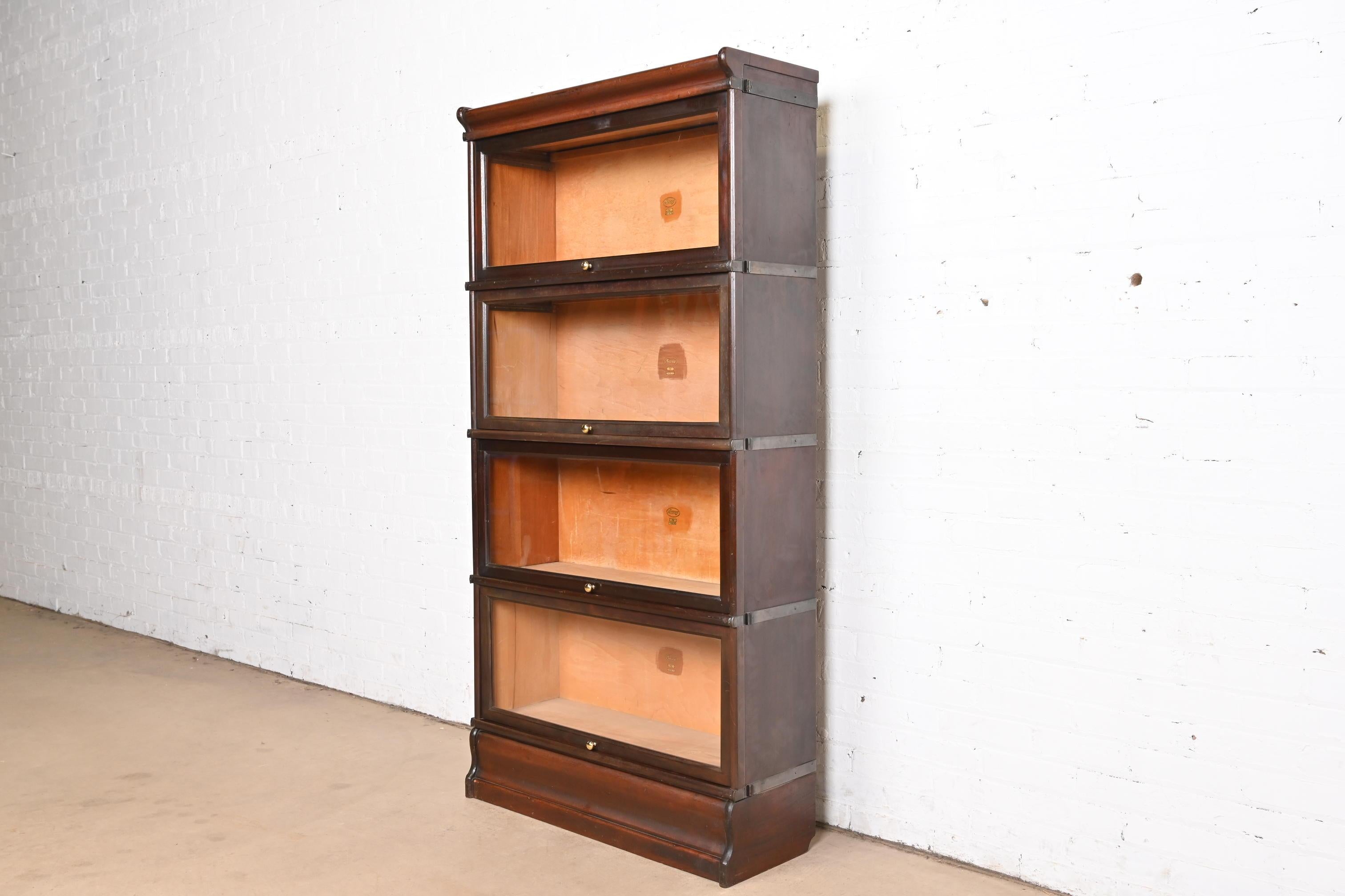 Américain Bibliothèque Barrister Arts & Crafts antique en acajou à quatre étagères par Macey en vente