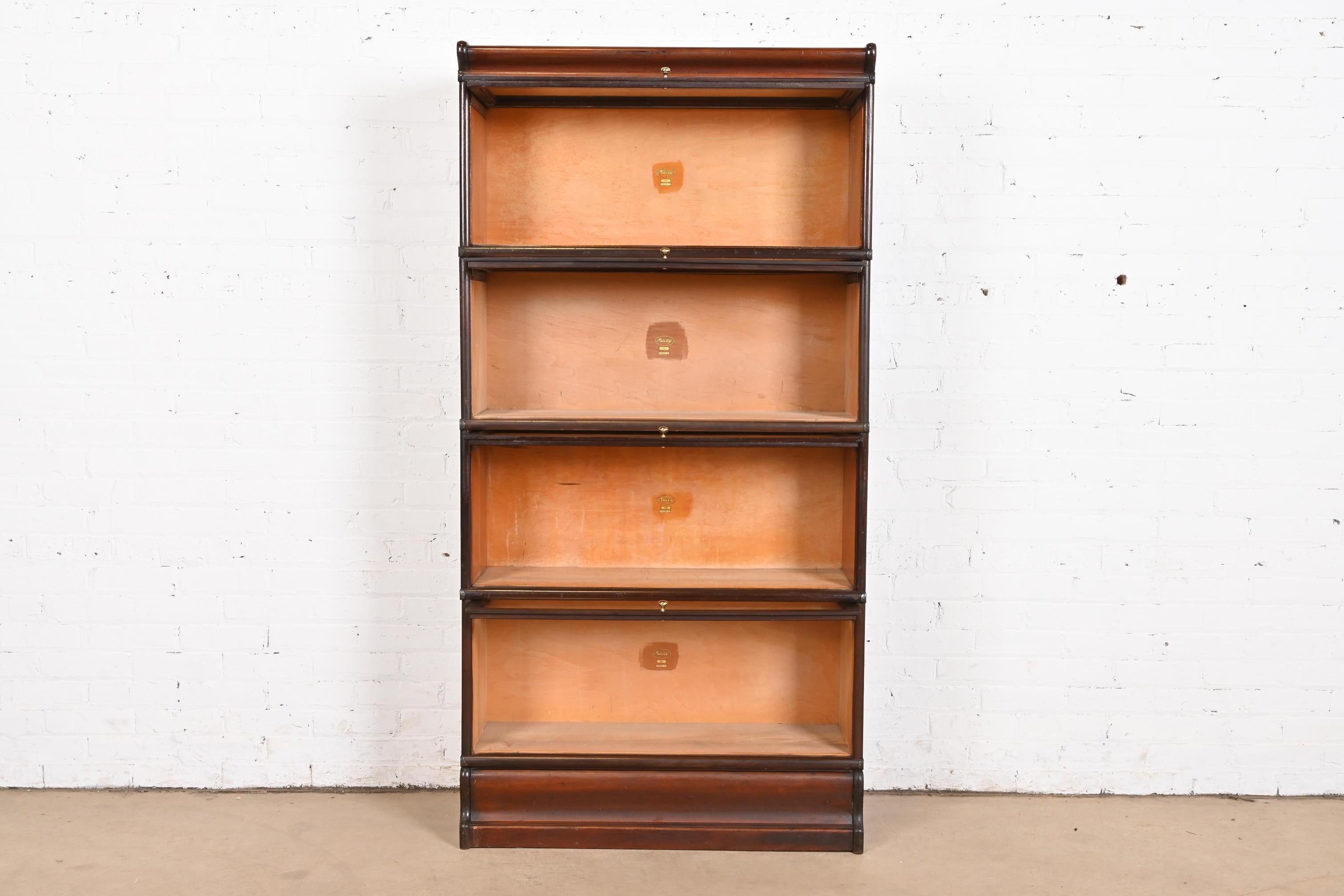 Début du 20ème siècle Bibliothèque Barrister Arts & Crafts antique en acajou à quatre étagères par Macey en vente