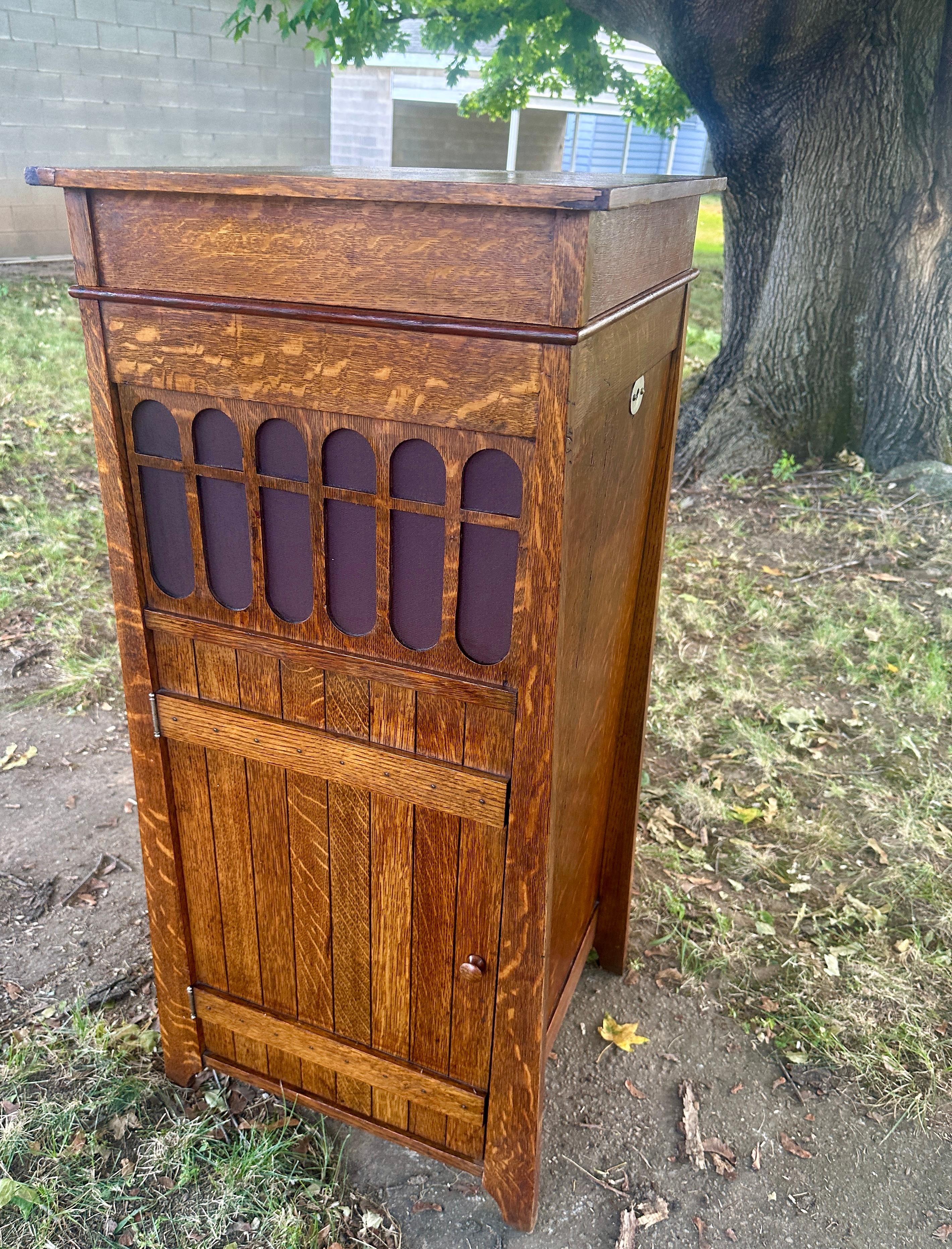 Antique Arts & Crafts Manual Turntable Cabinet (Roycroft?) In Good Condition For Sale In Shamokin Dam, PA