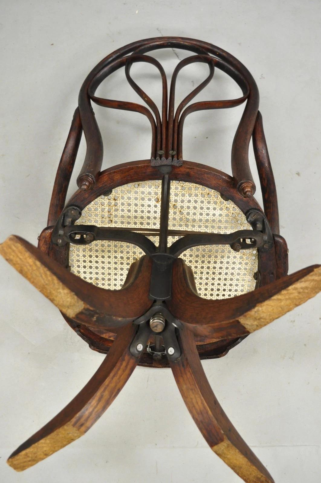 Sedia girevole da capitano in legno e canna di Oak di Michael Thonet in vendita 3