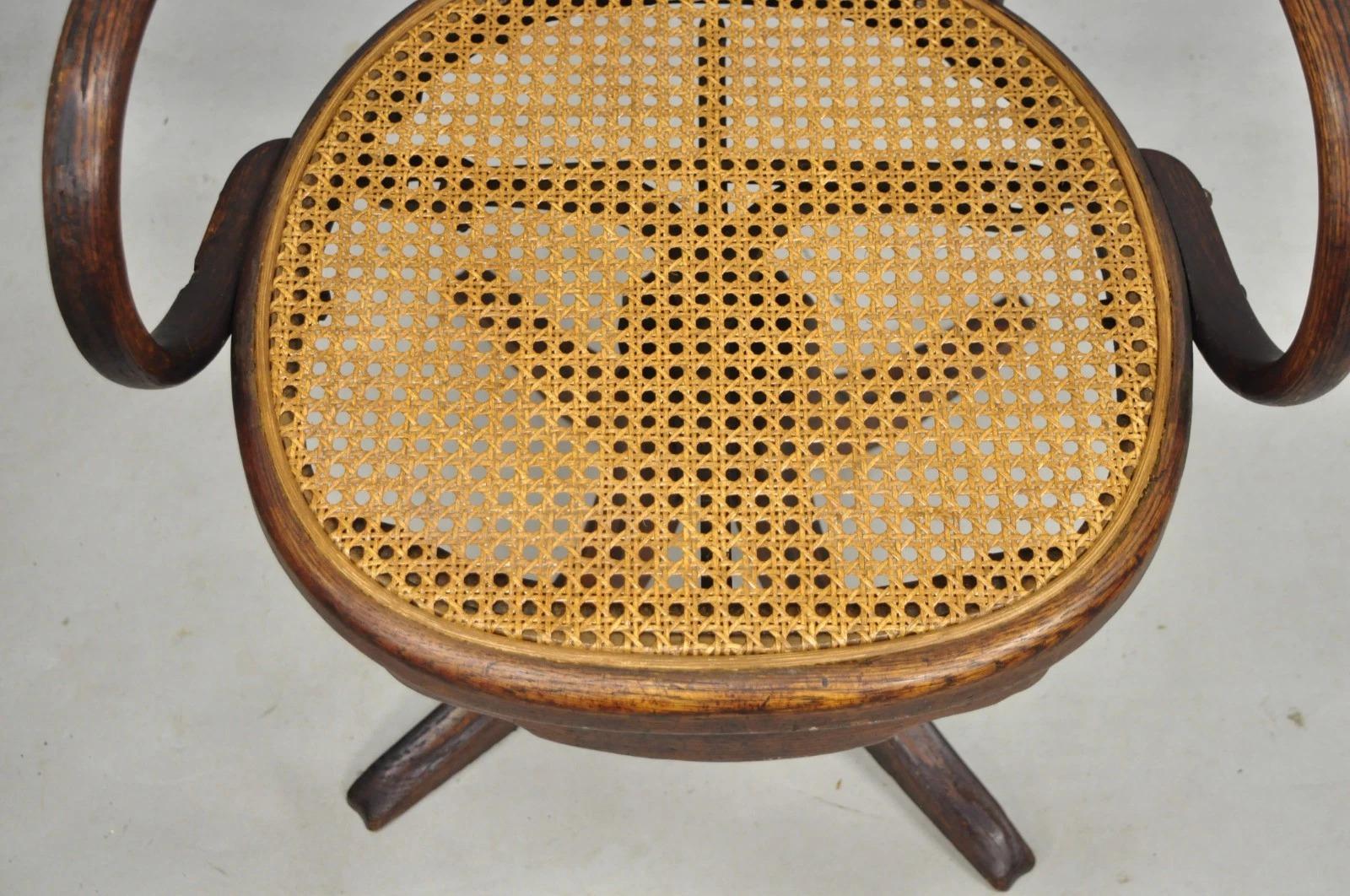 Sconosciuto Sedia girevole da capitano in legno e canna di Oak di Michael Thonet in vendita
