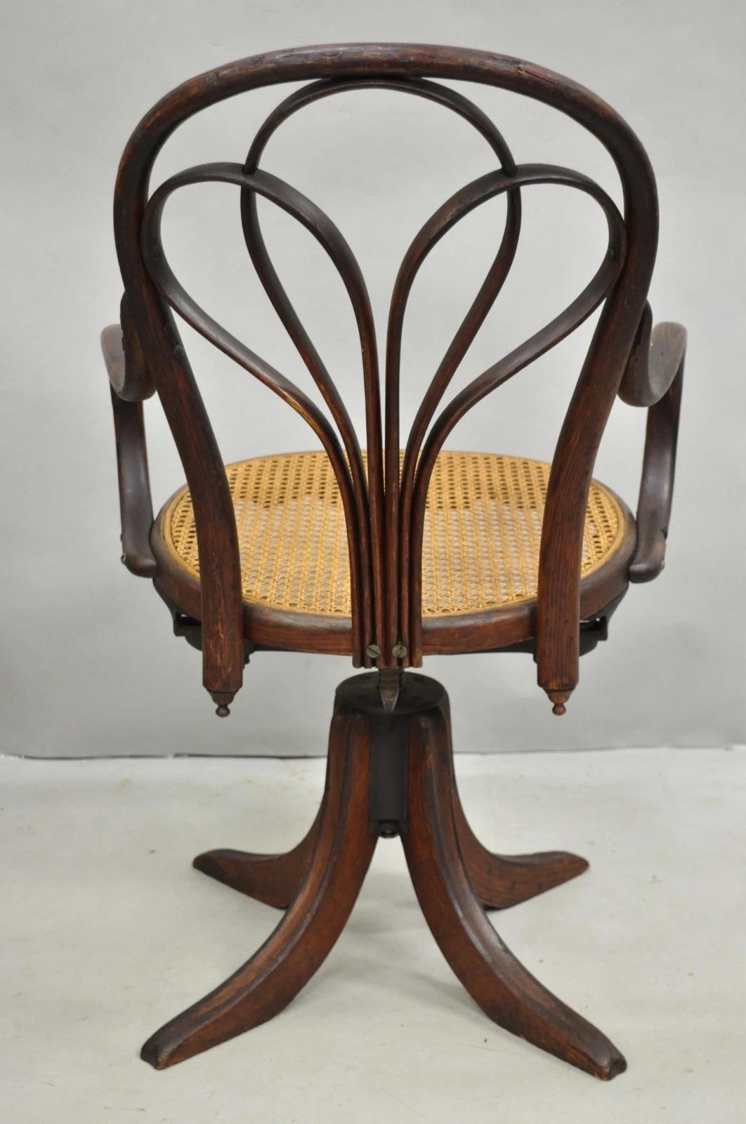 Sedia girevole da capitano in legno e canna di Oak di Michael Thonet in vendita 1