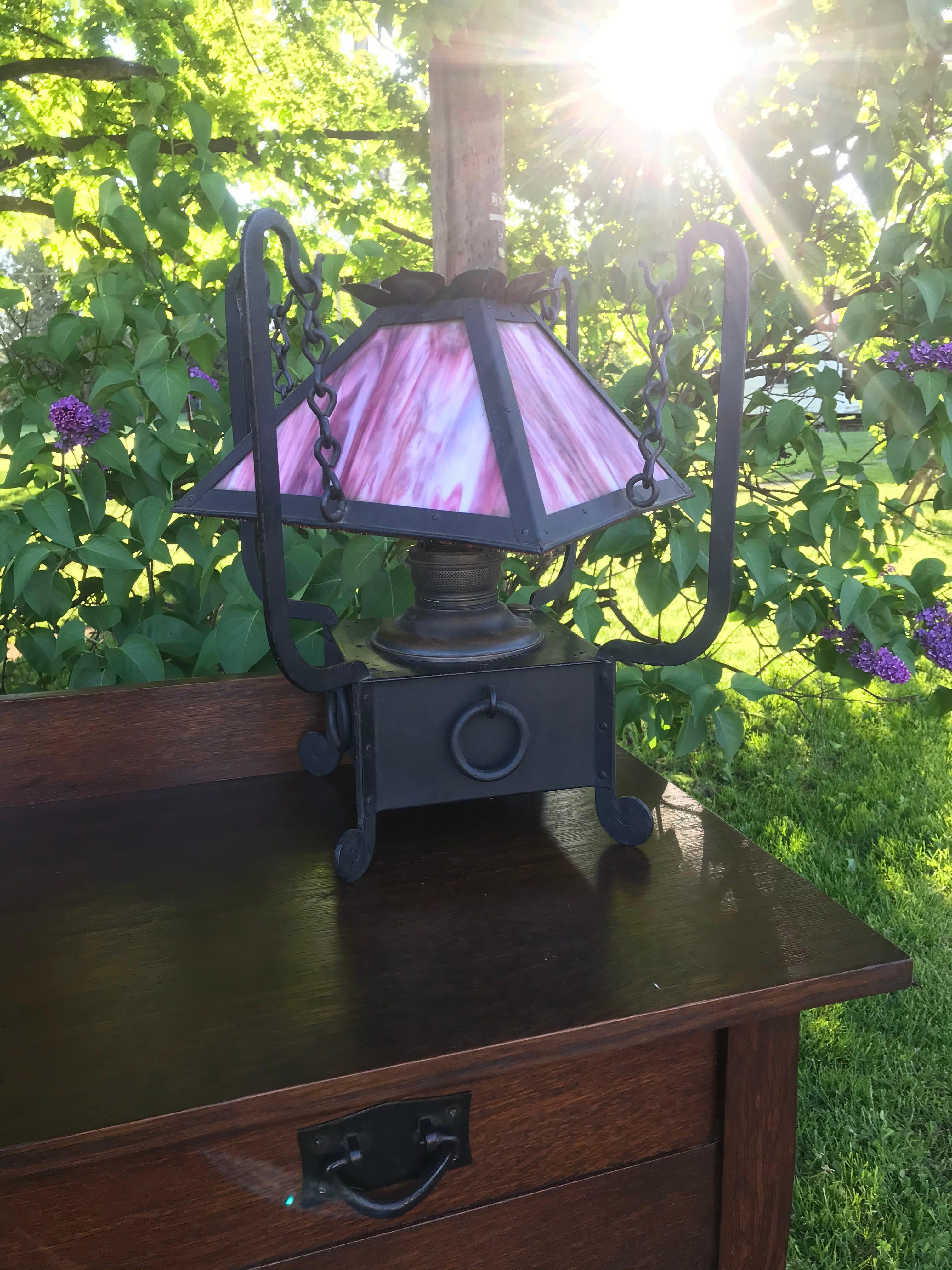 20% DI SCONTO SULLE VENDITE

Si tratta di un'antica lampada a cherosene A. Miller del 1910 in ottime condizioni con patina originale. Il vetro non presenta crepe.  La base ha una bellissima ferramenta in ferro martellato. Tutto originale. (Molte