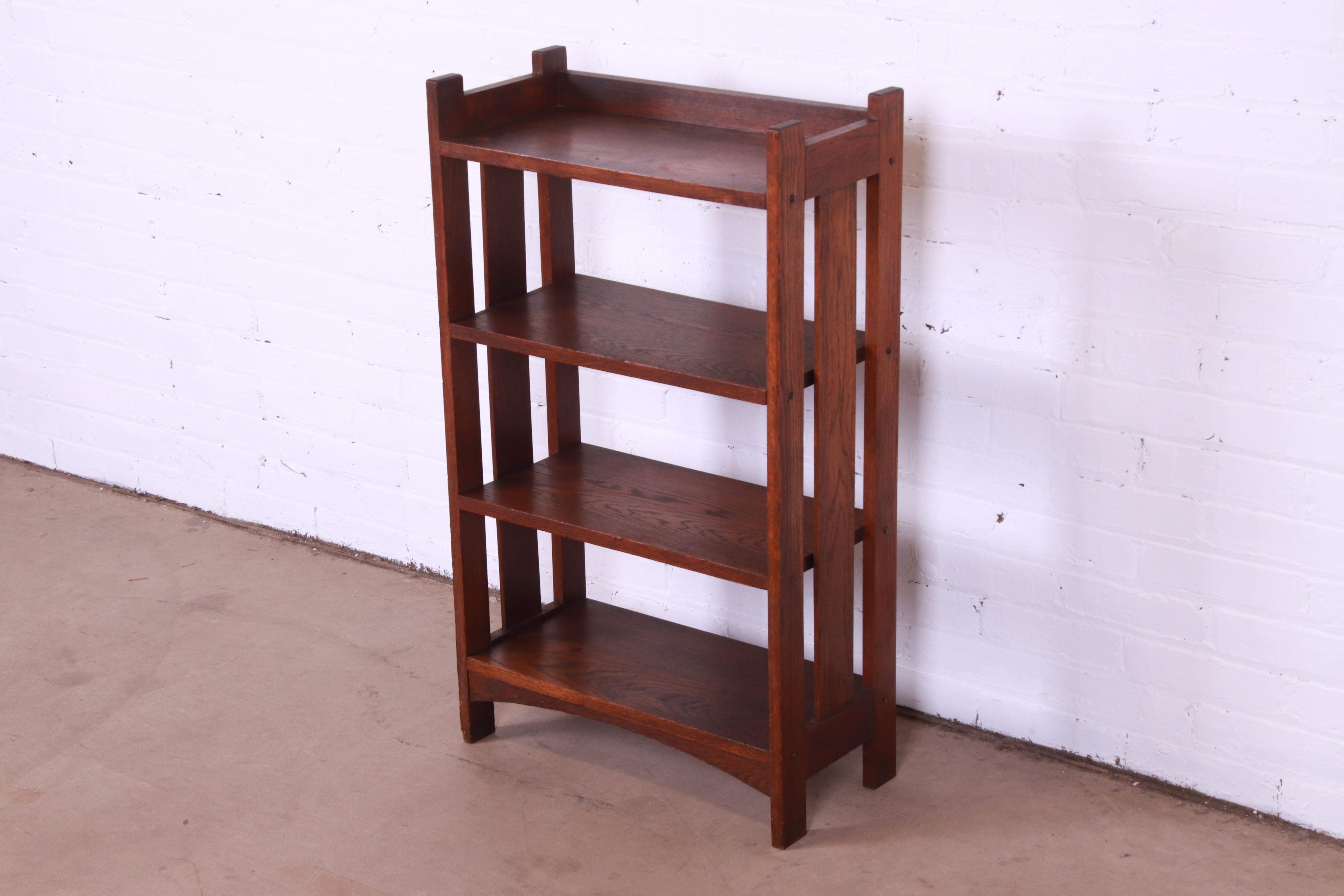 A beautiful antique Arts & Crafts Mission quarter sawn oak bookcase

Recently procured from Frank Lloyd Wright's DeRhodes House

In the manner of Stickley

USA, Circa 1900

Measures: 21.5