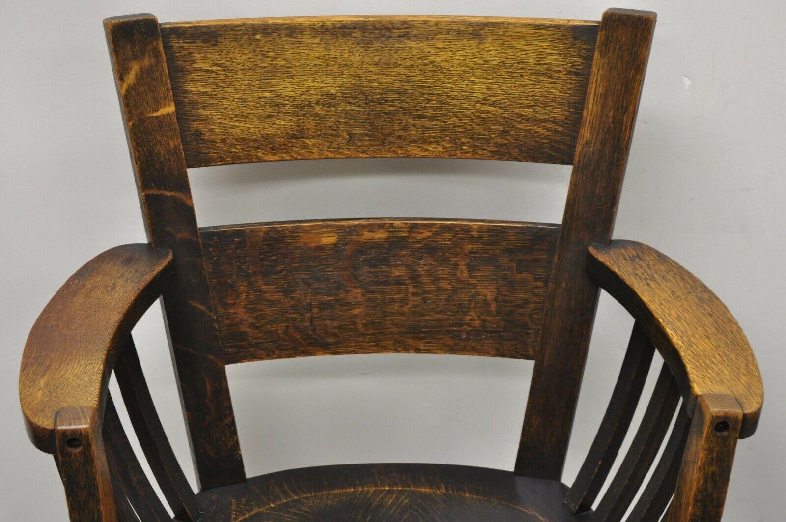 Antique Arts & Crafts Mission Oak Bowed Spindle Plank Seat Arm Chair In Good Condition For Sale In Philadelphia, PA