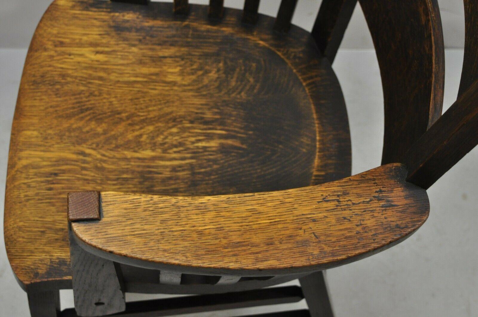 Chêne Fauteuil ancien Mission Arts & Crafts en chêne avec assise en planches de bois de fuseau et nœuds en vente