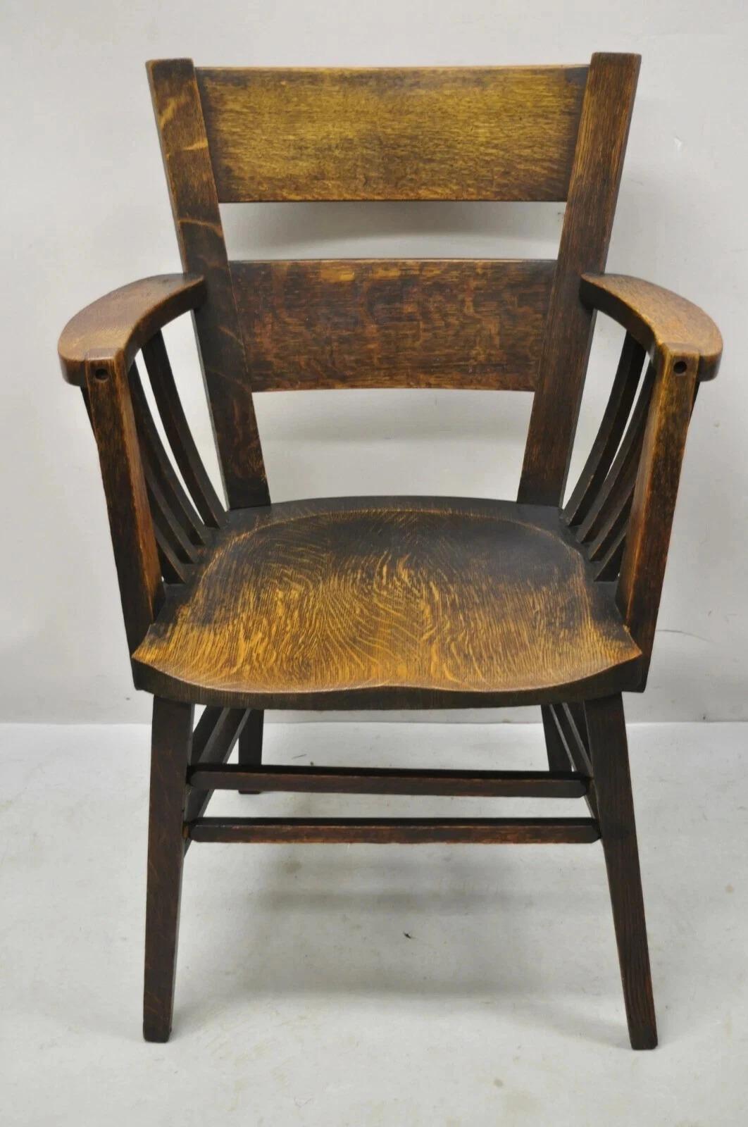 Envíanos un mensaje con tu código postal para solicitar un presupuesto de envío nacional más razonable.

Antiguo Sillón Escolar Arts & Crafts Mission Arts & Crafts de roble con asiento de tablón arqueado. Principios del siglo XX. Medidas: 37