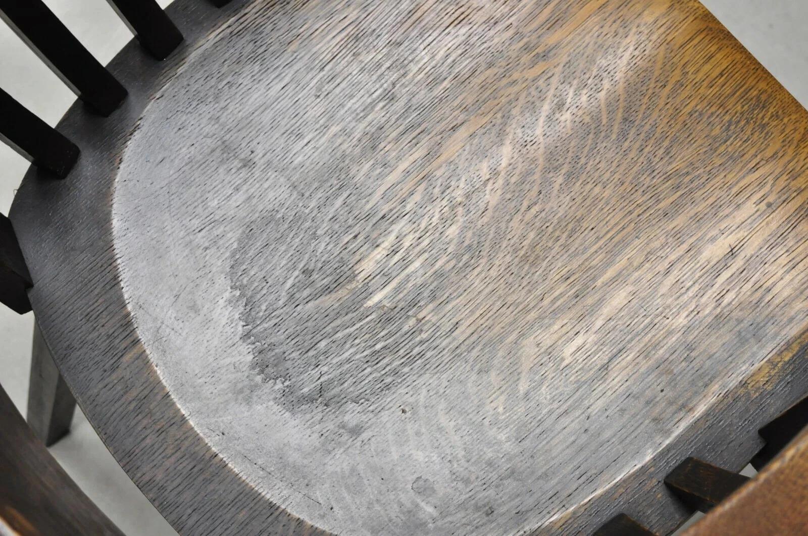 Antiguo Sillón Escolar Arts & Crafts Mission Arts & Crafts Oak Bowed Spindle Plank Seat siglo XX en venta