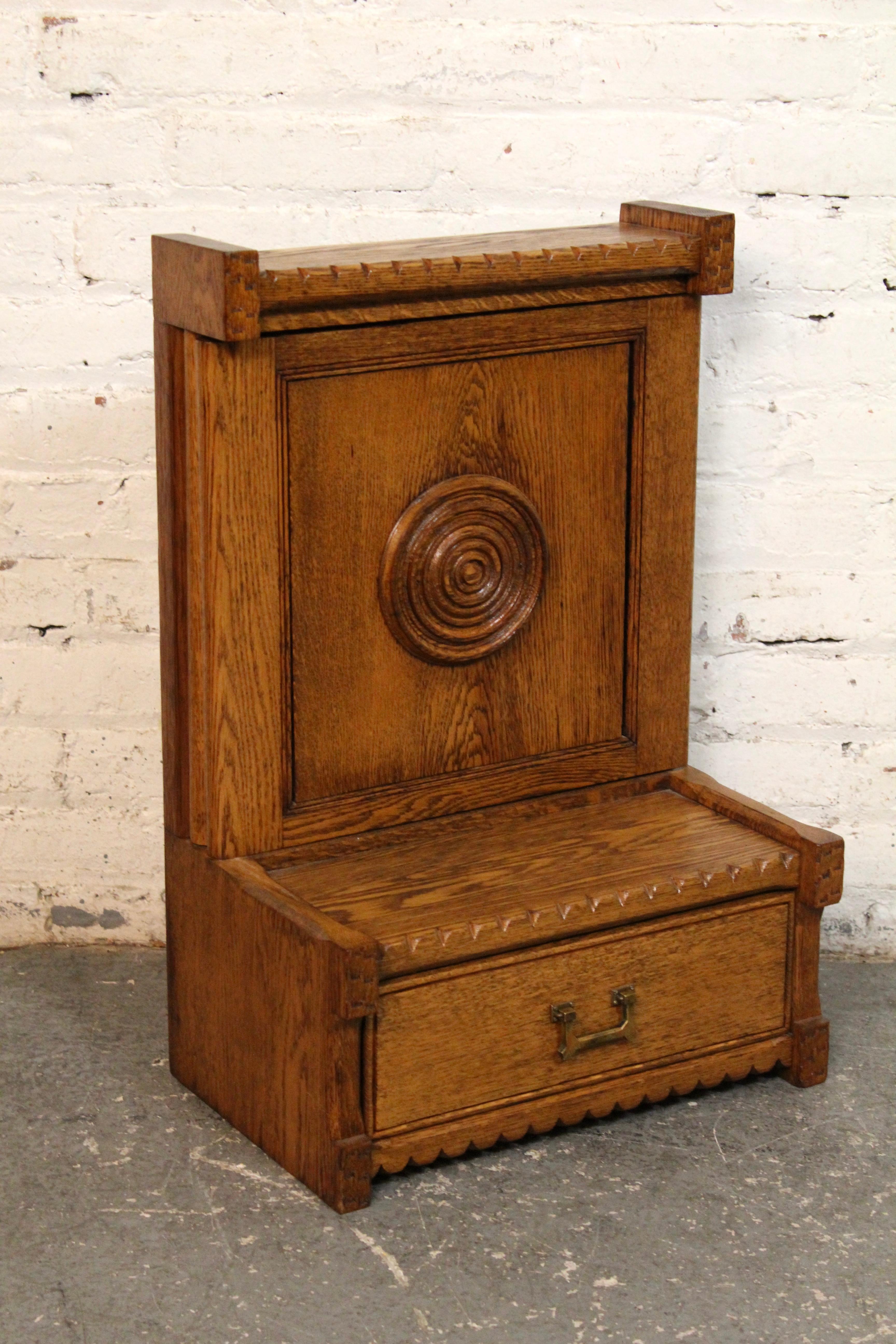 Miroir de rasage Arts & Crafts en chêne scié sur quartier, présentant un rare design en triptyque avec trois panneaux de miroir à charnières qui s'ouvrent vers l'extérieur. La pièce comprend un tiroir de rangement inférieur avec une tirette en