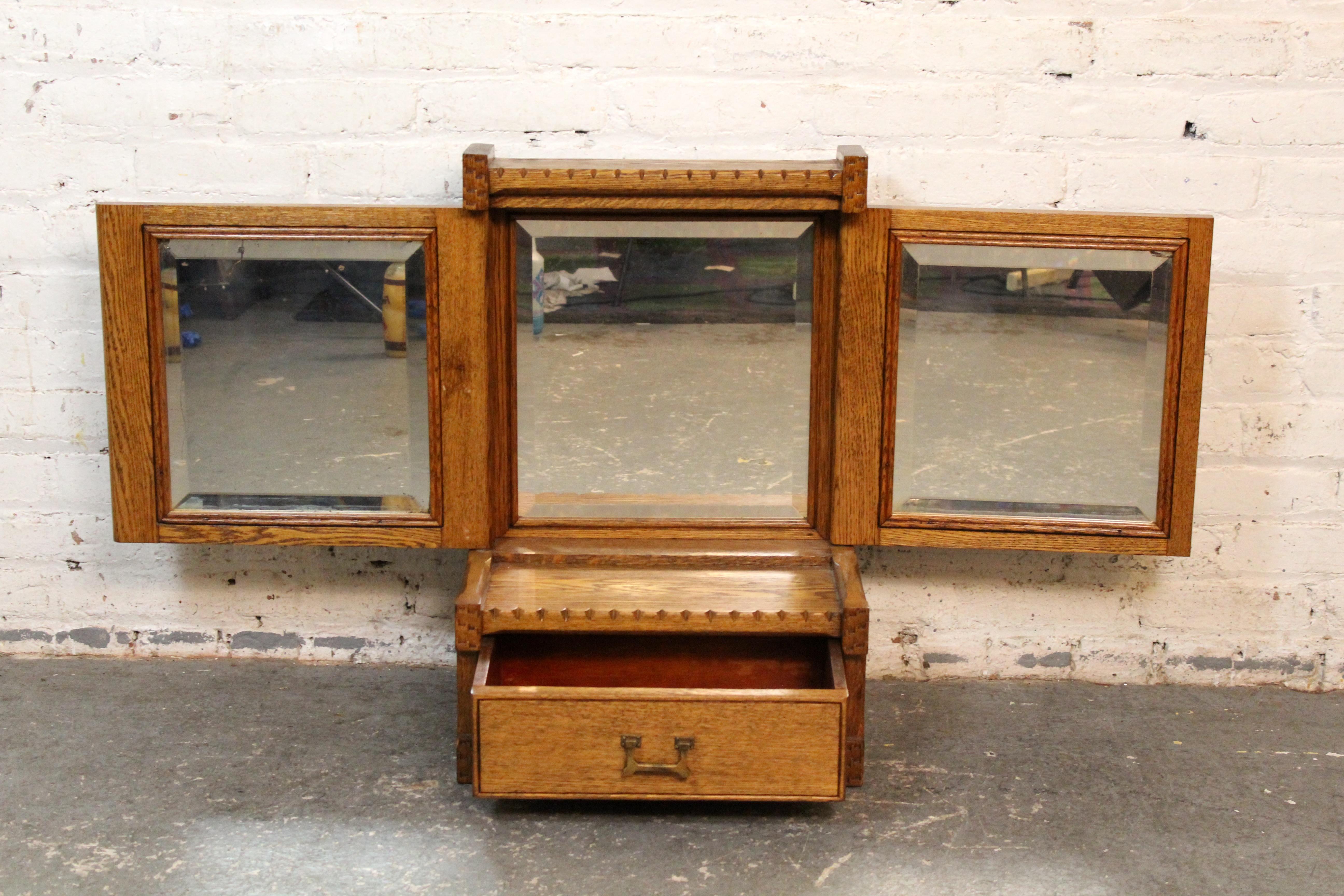 Antique Mission Arts & Crafts Oak Fold Mirror de rasage pliant Bon état - En vente à Brooklyn, NY