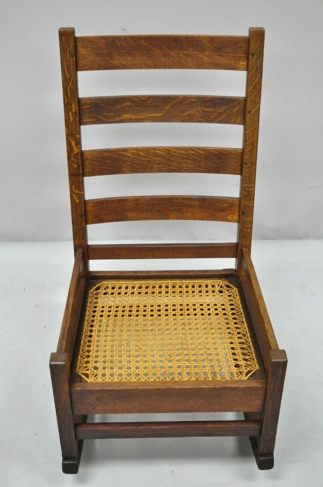 Antique Arts & Crafts Mission Oak Ladder Back Hip Rail Rocker Rocking Chair (Arts and Crafts) im Angebot