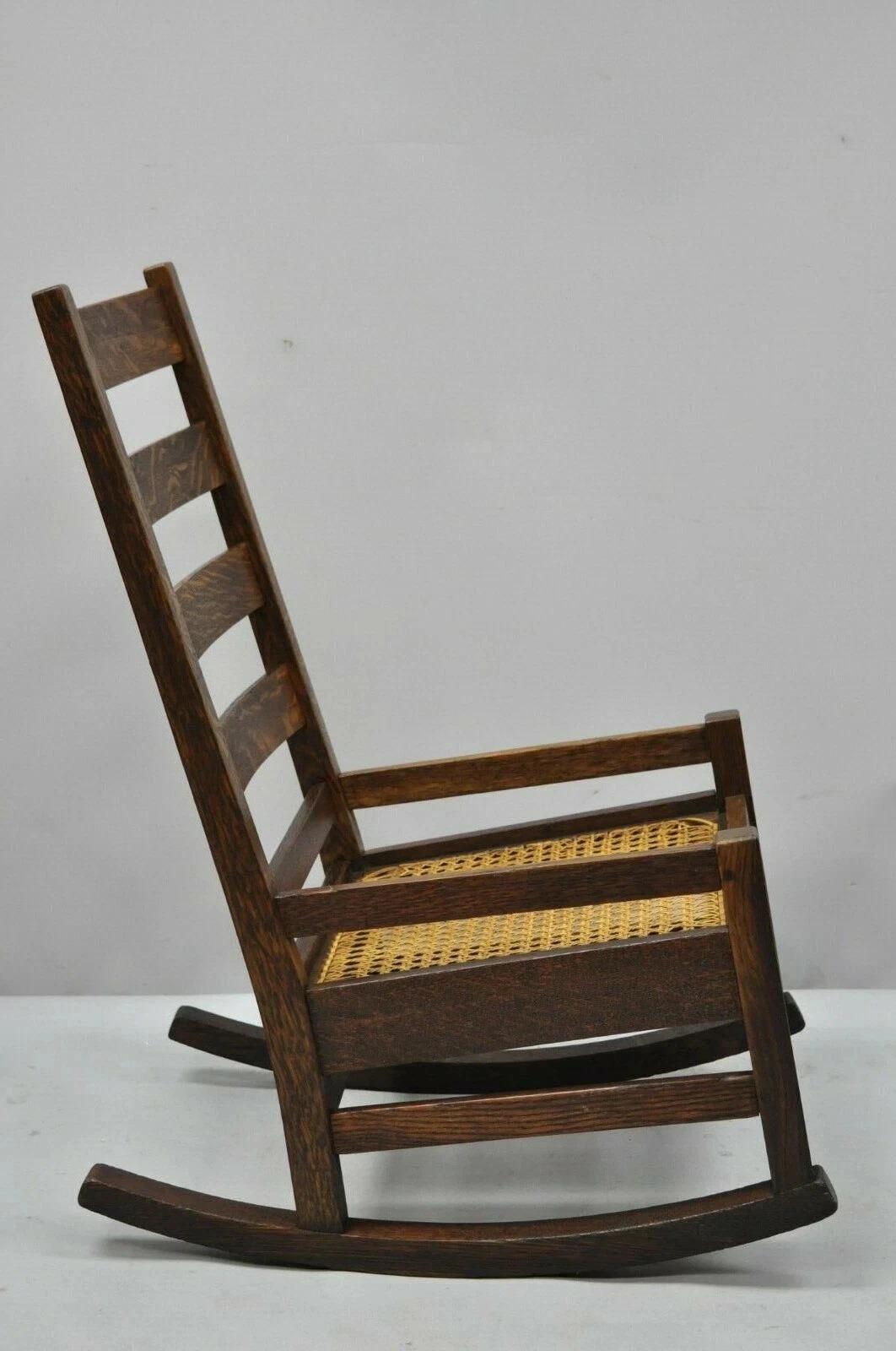 Antique Arts & Crafts Mission Oak Ladder Back Hip Rail Rocker Rocking Chair (20. Jahrhundert) im Angebot