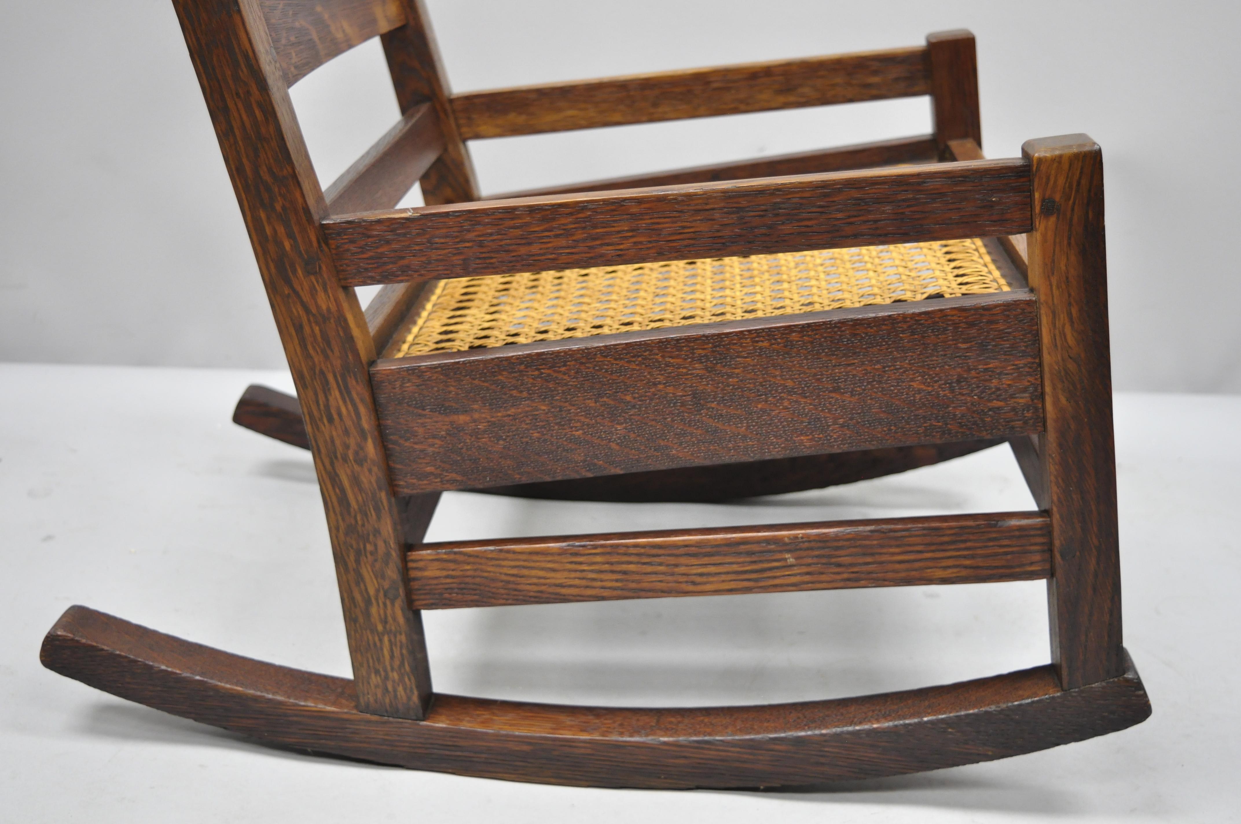 Canne Ancienne chaise à bascule Mission Arts & Crafts Mission en chêne à dossier en échelle et à bascule en vente