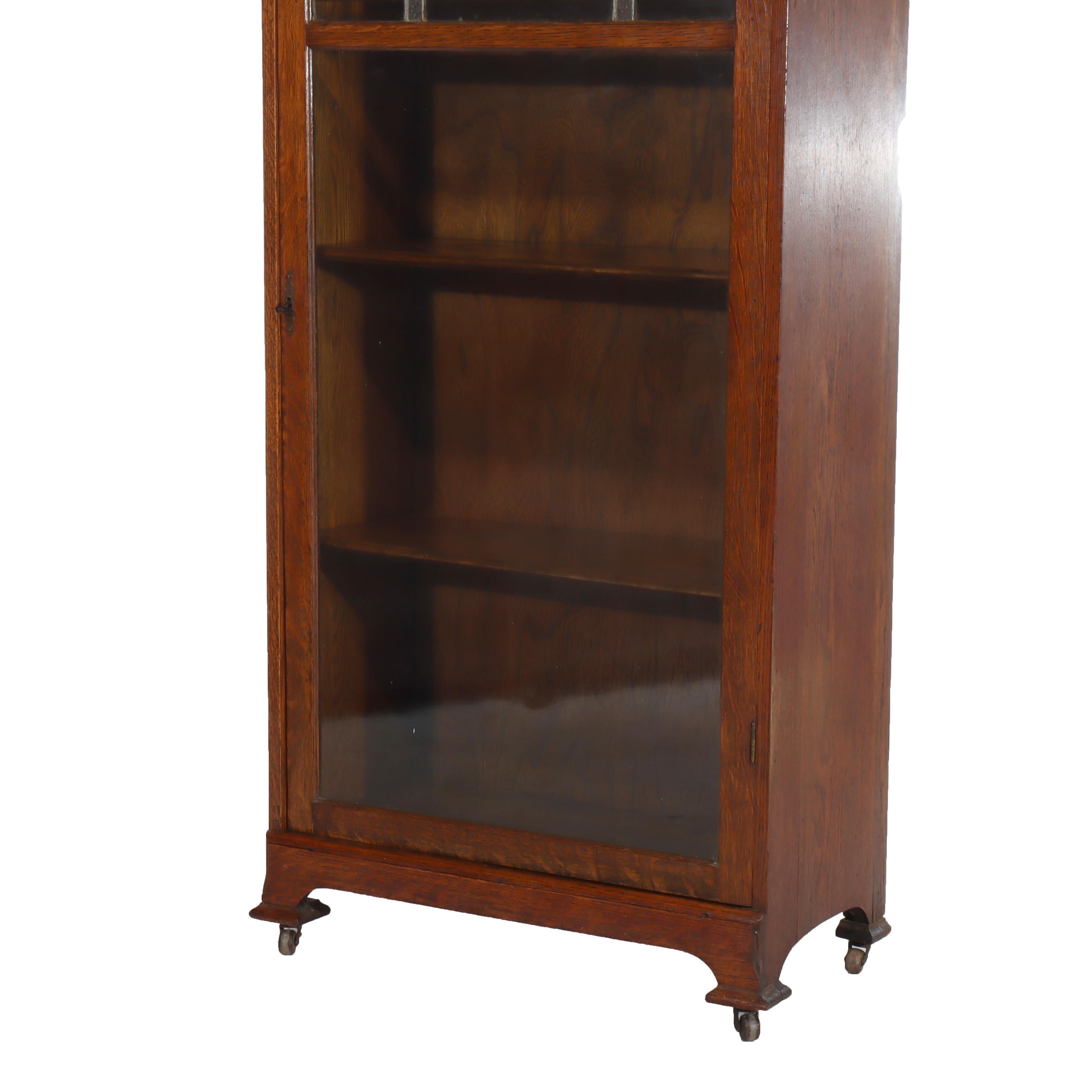 20ième siècle Ancienne bibliothèque à une porte en chêne à vitres plombées Mission Arts & Crafts c1920 en vente