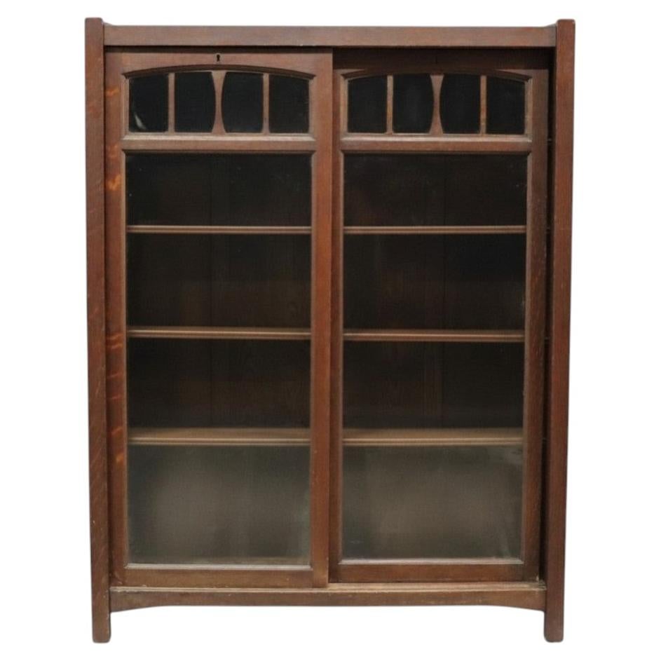 Librería antigua de estilo Arts & Crafts, de roble «Mission», con dos puertas correderas, de alrededor de 1910 en venta