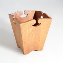 Arts & Crafts Mission - Pichet à déchets en chêne découpé avec découpe, 20e siècle