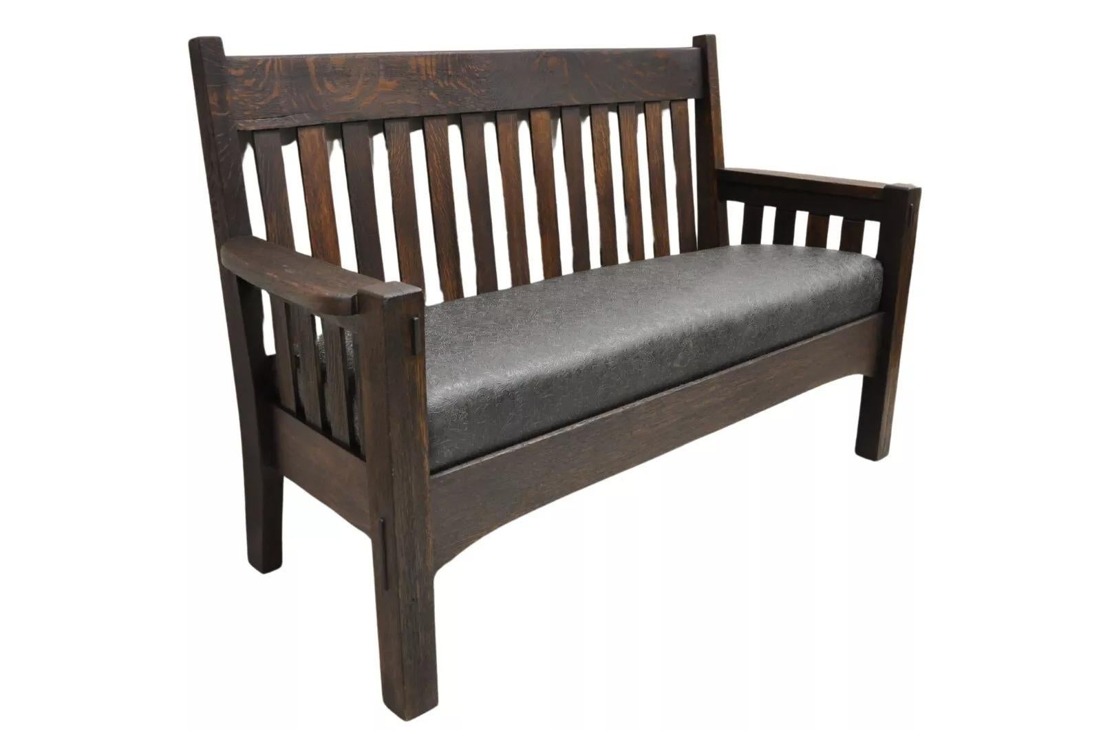 Antico divano con panca a doghe in stile Mission Arts & Crafts Oak Stickley. (14) doghe sullo schienale e (4) doghe sui lati, un oggetto antico molto bello. Circa all'inizio del XX secolo. Misure: 38