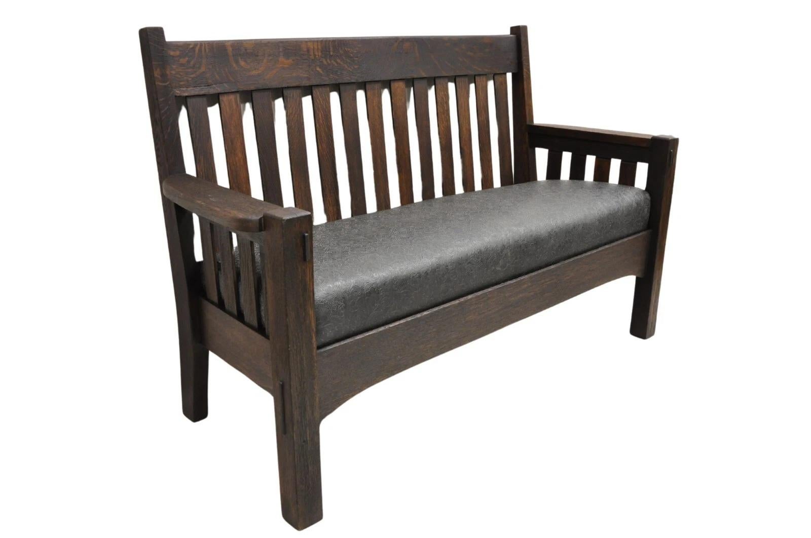 Bitte teilen Sie uns Ihre Postleitzahl mit, um ein günstigeres Angebot für den Versand innerhalb der USA anzufordern.

Antike Arts & Crafts Mission Eiche Stickley Style Slatted Bench Settee Sofa. (14) Latten auf der Rückseite und (4) Latten an den