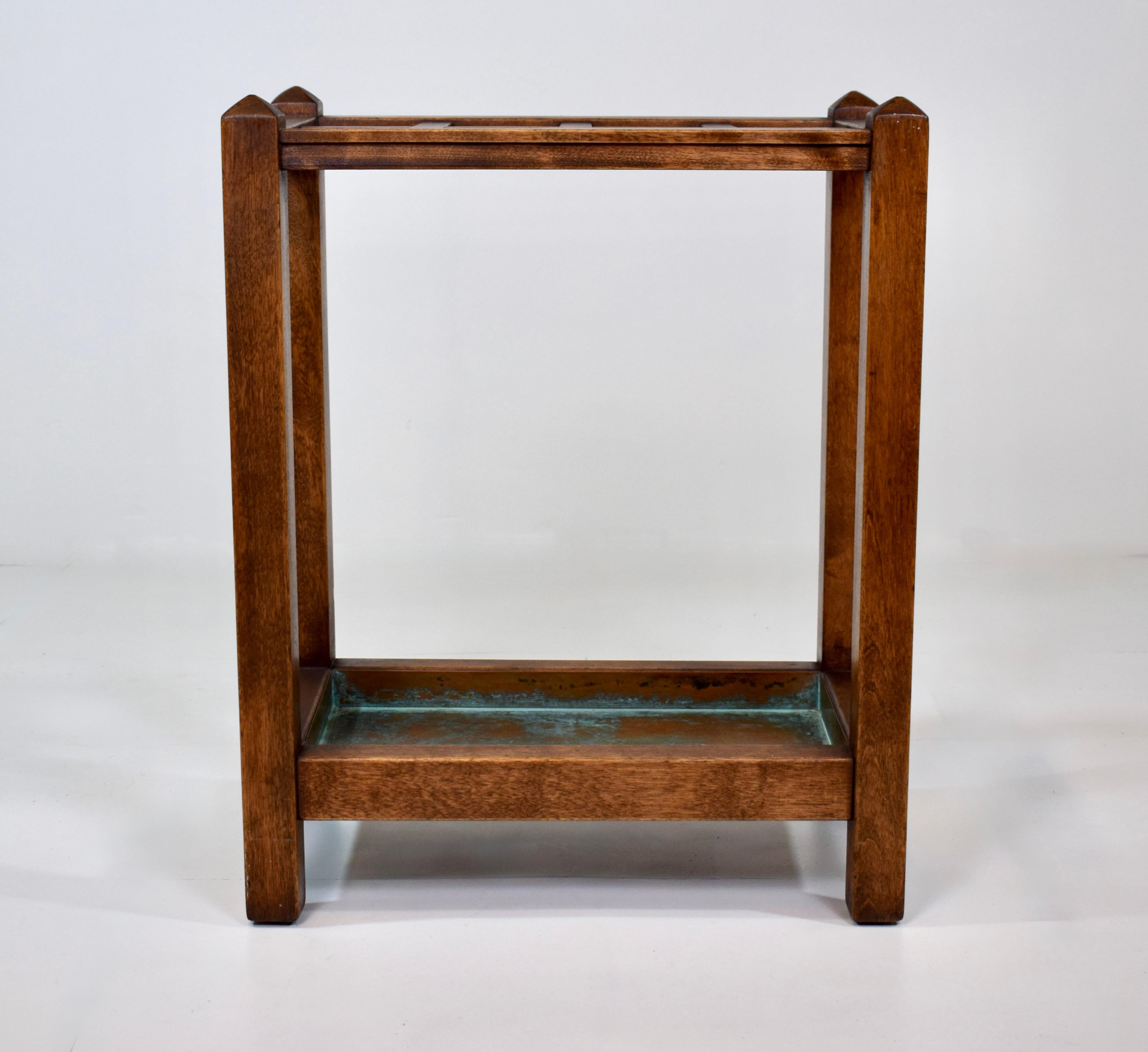Ancien porte-parapluies/cane en chêne Mission Arts & Crafts du début du 20ème siècle avec huit sections et un revêtement en cuivre d'origine. Magnifique patine Verdigris dans un état magnifiquement entretenu ; prêt à l'emploi.